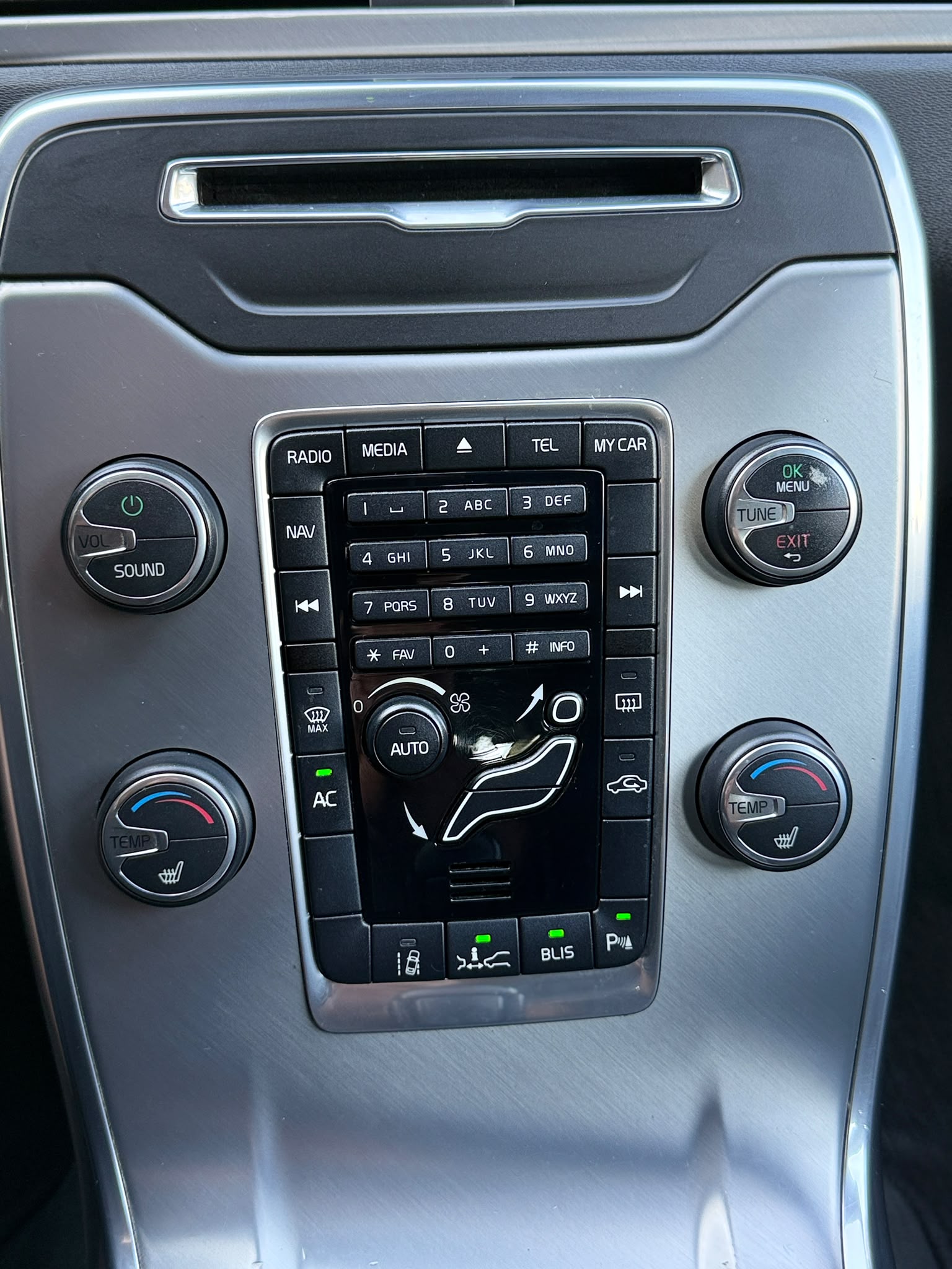 VOLVO V70 2.4 D5 Kinetic AWD-image-20