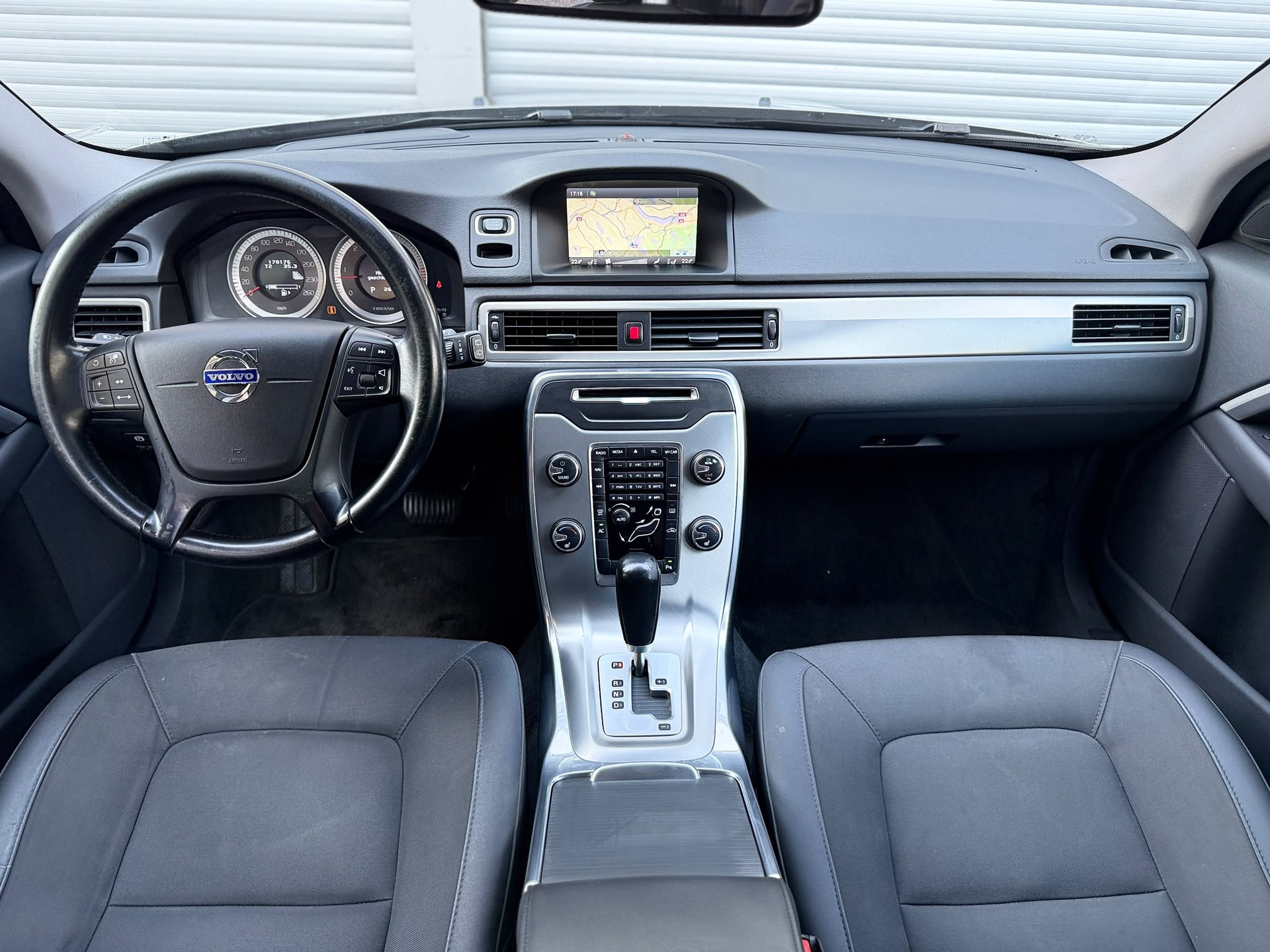 VOLVO V70 2.4 D5 Kinetic AWD-image-12