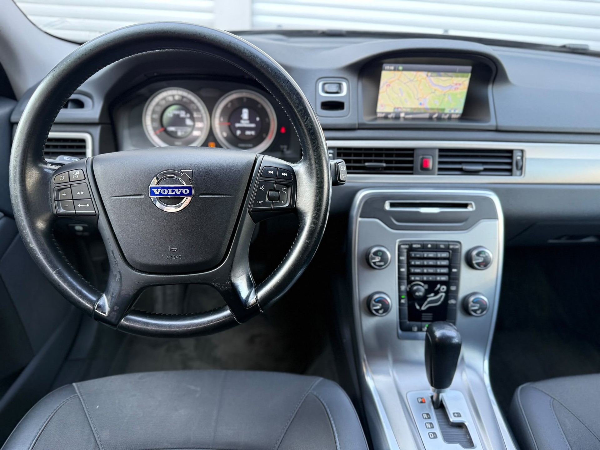 VOLVO V70 2.4 D5 Kinetic AWD-image-13