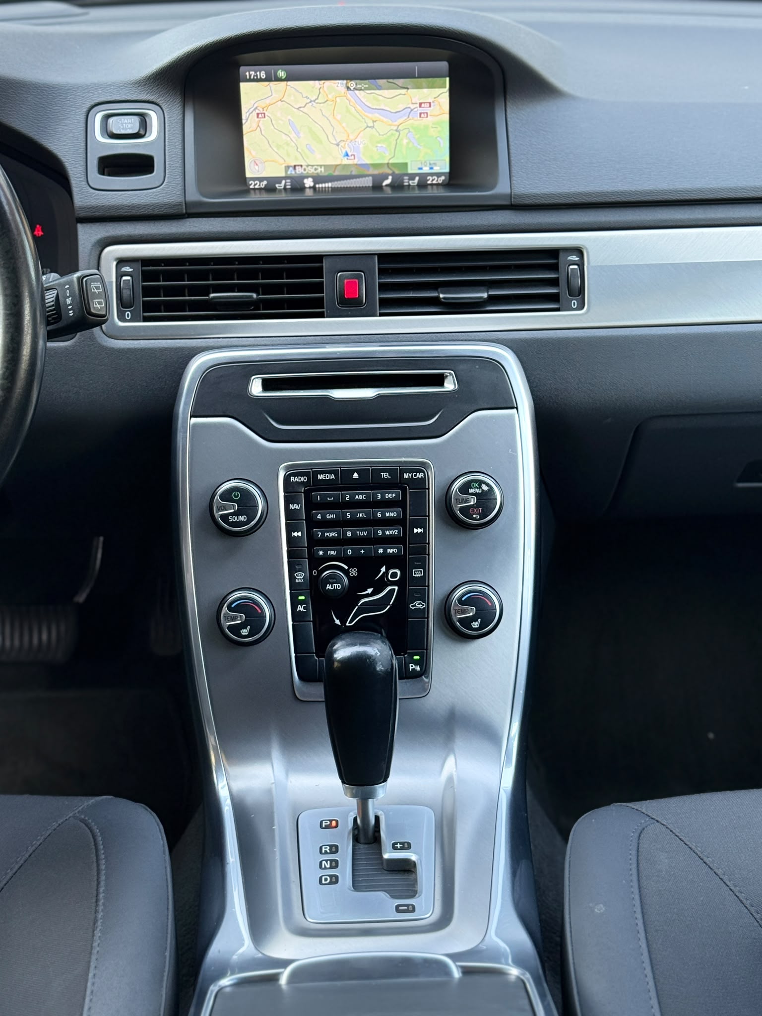 VOLVO V70 2.4 D5 Kinetic AWD-image-14