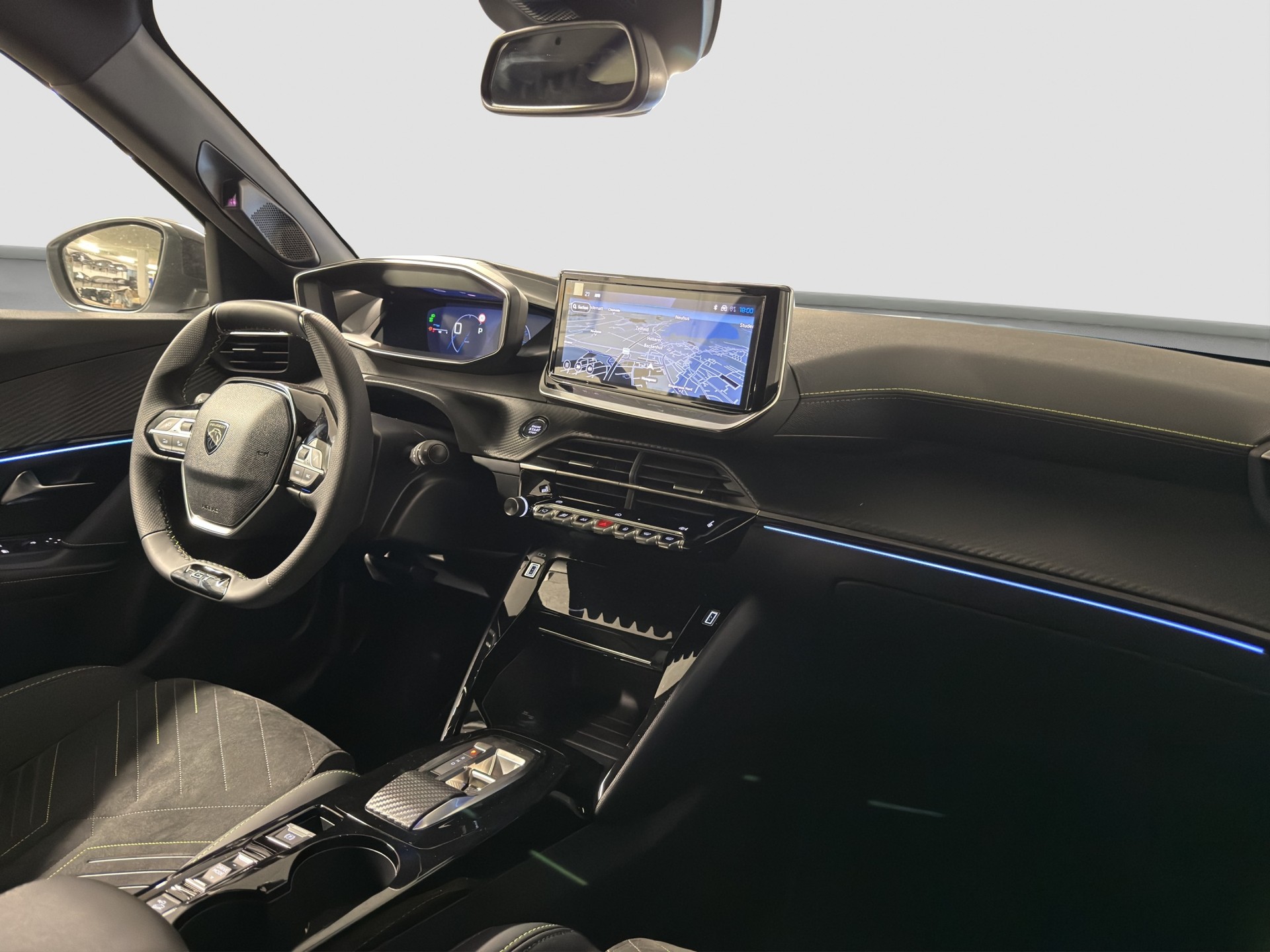 PEUGEOT 2008 1.2 Hybrid 145 GT Exclusive-image-13