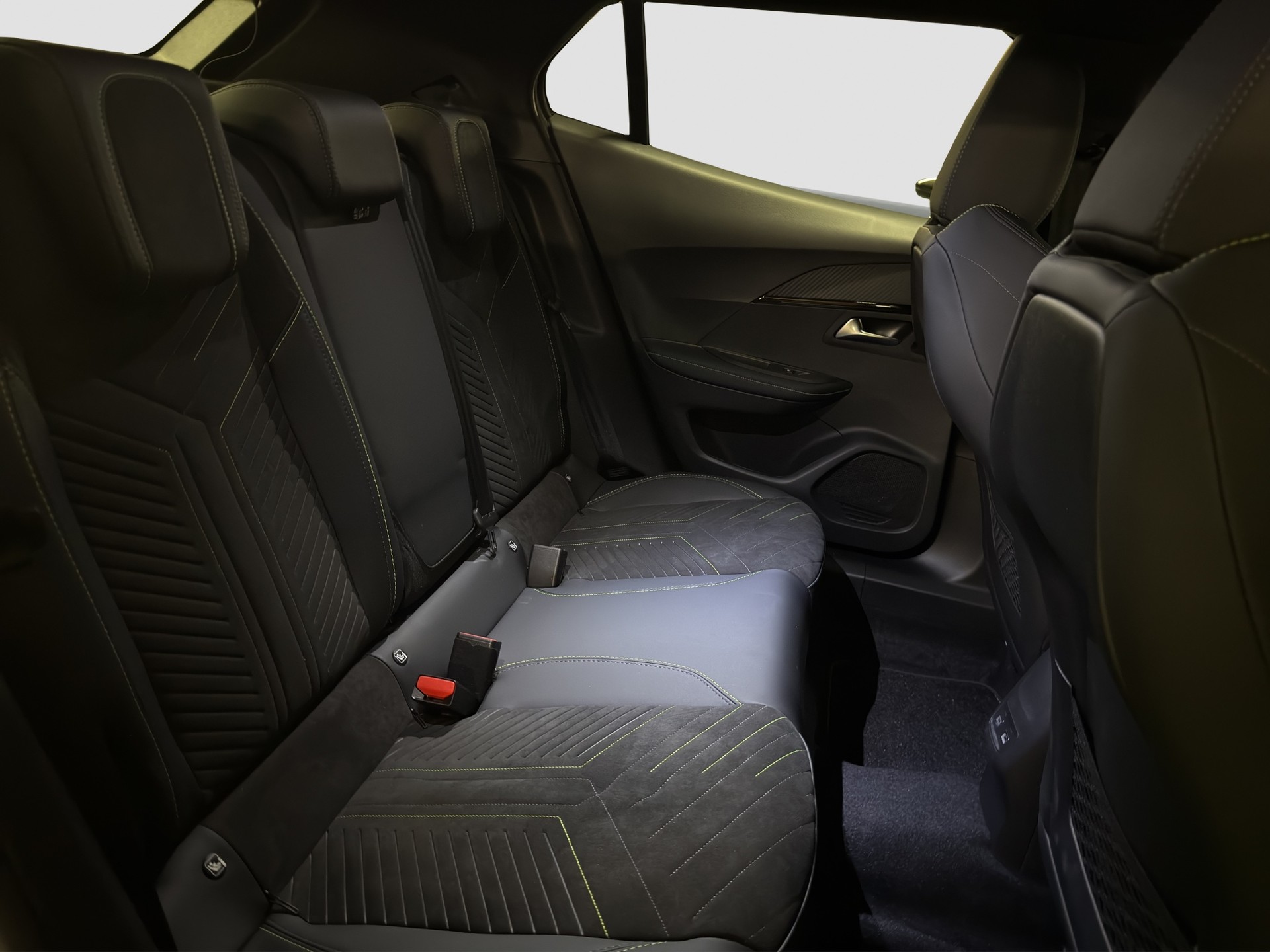 PEUGEOT 2008 1.2 Hybrid 145 GT Exclusive-image-11