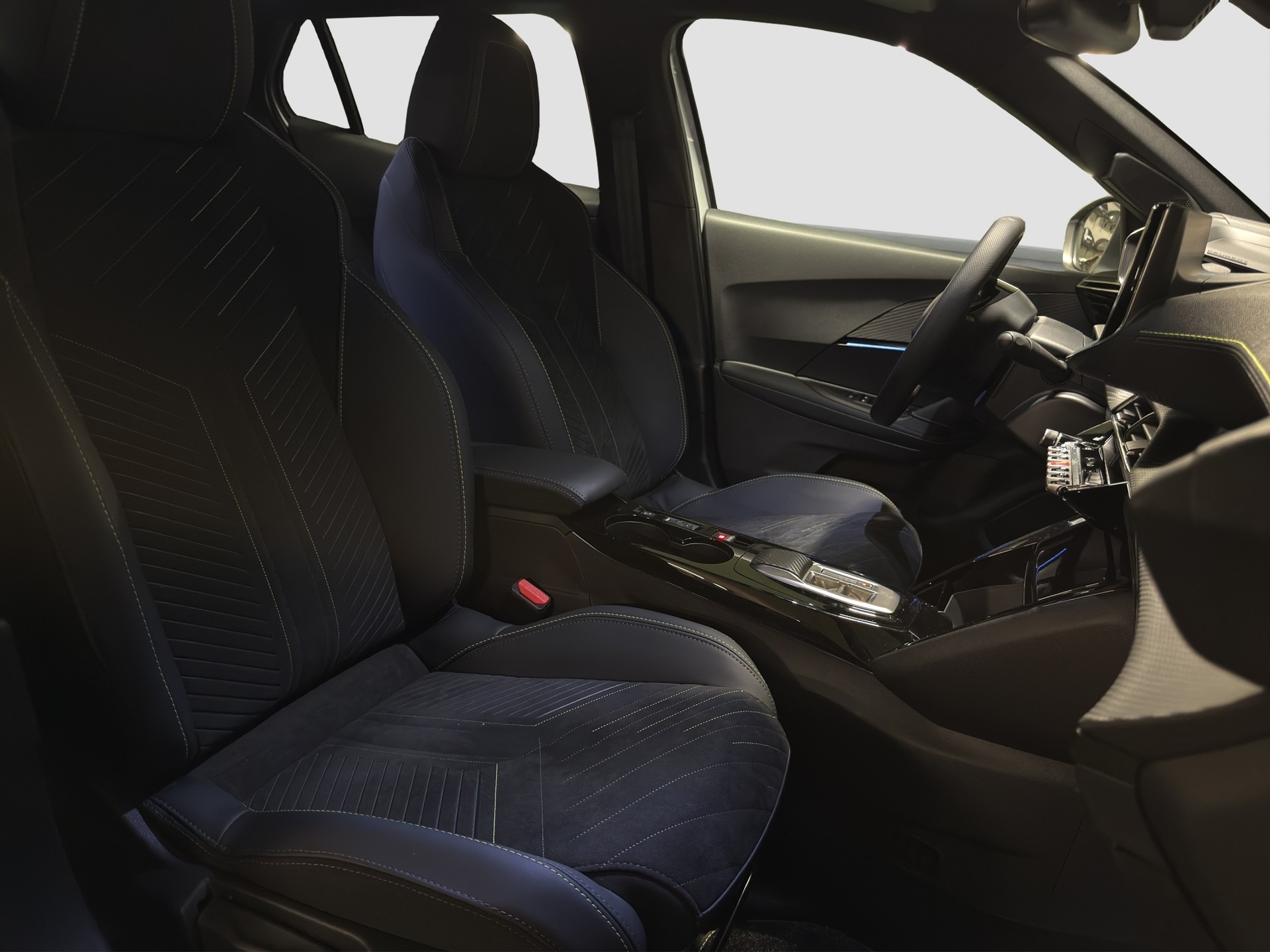 PEUGEOT 2008 1.2 Hybrid 145 GT Exclusive-image-9