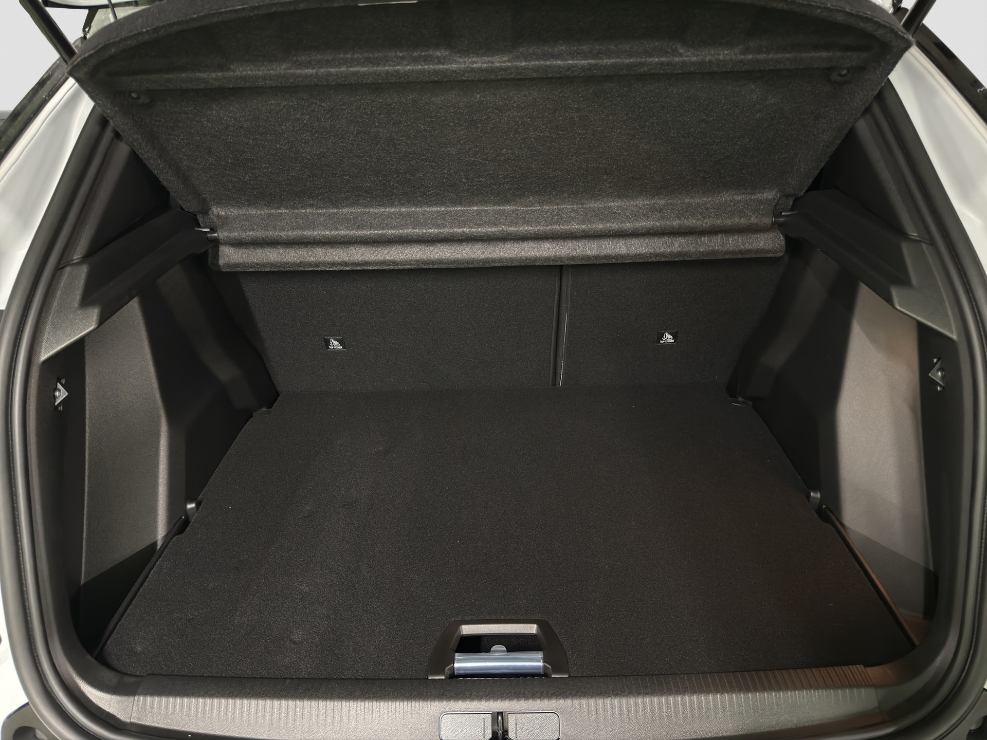 PEUGEOT 2008 1.2 Hybrid 145 GT Exclusive-image-15