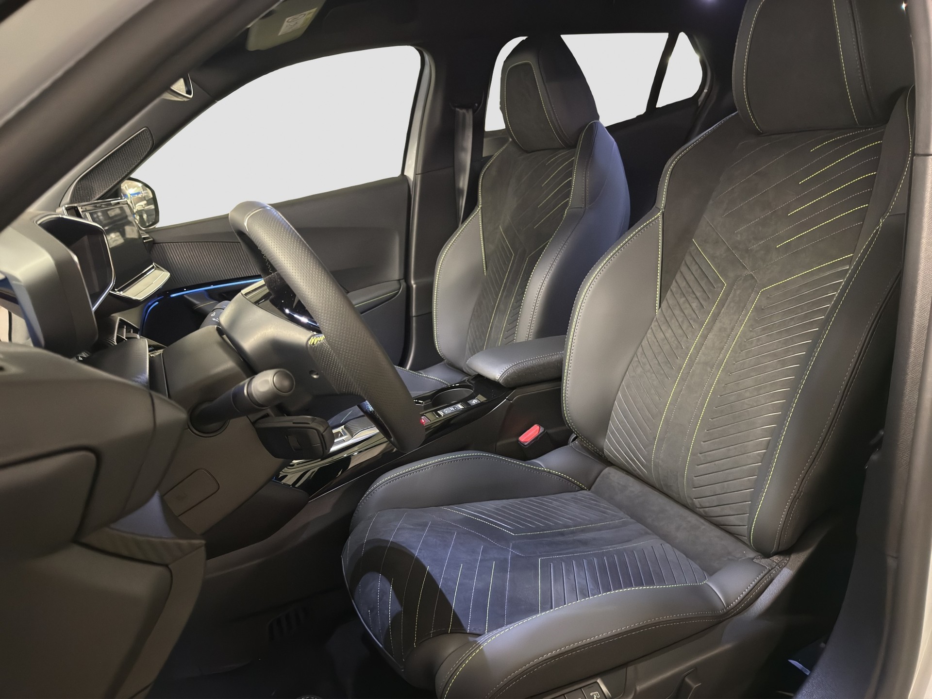 PEUGEOT 2008 1.2 Hybrid 145 GT Exclusive-image-8