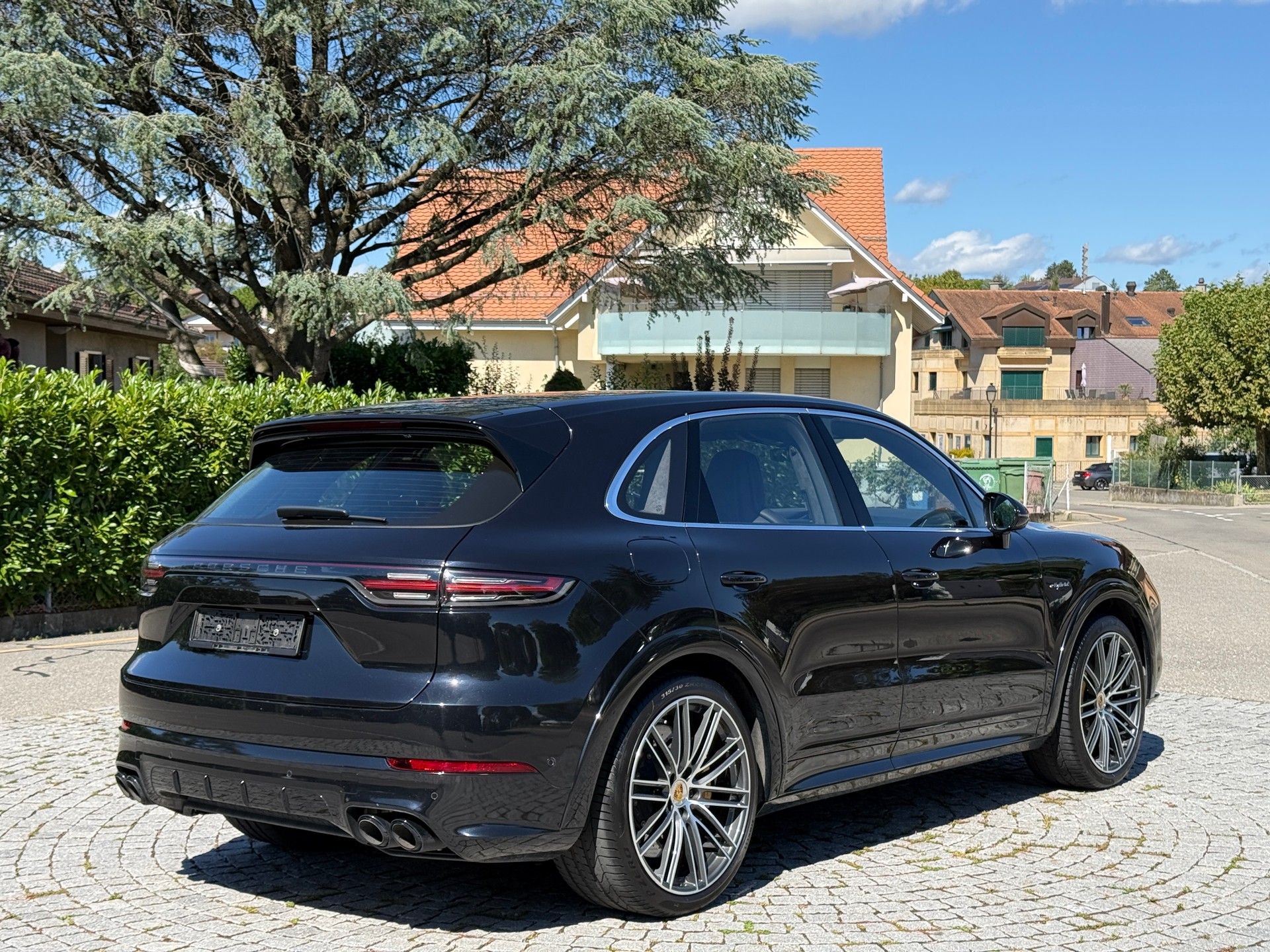 PORSCHE Cayenne Turbo S E-Hybrid-image-2