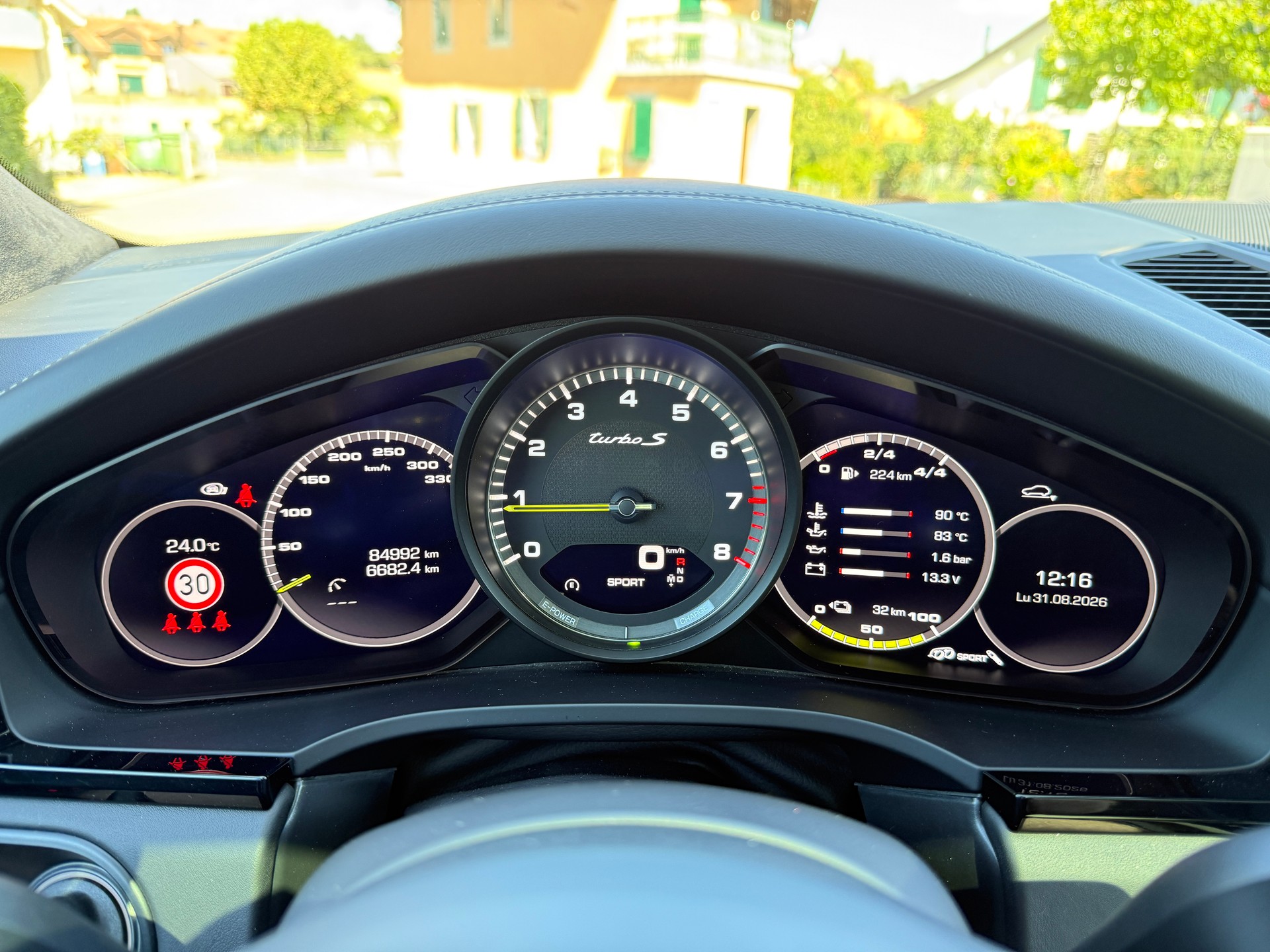 PORSCHE Cayenne Turbo S E-Hybrid-image-9