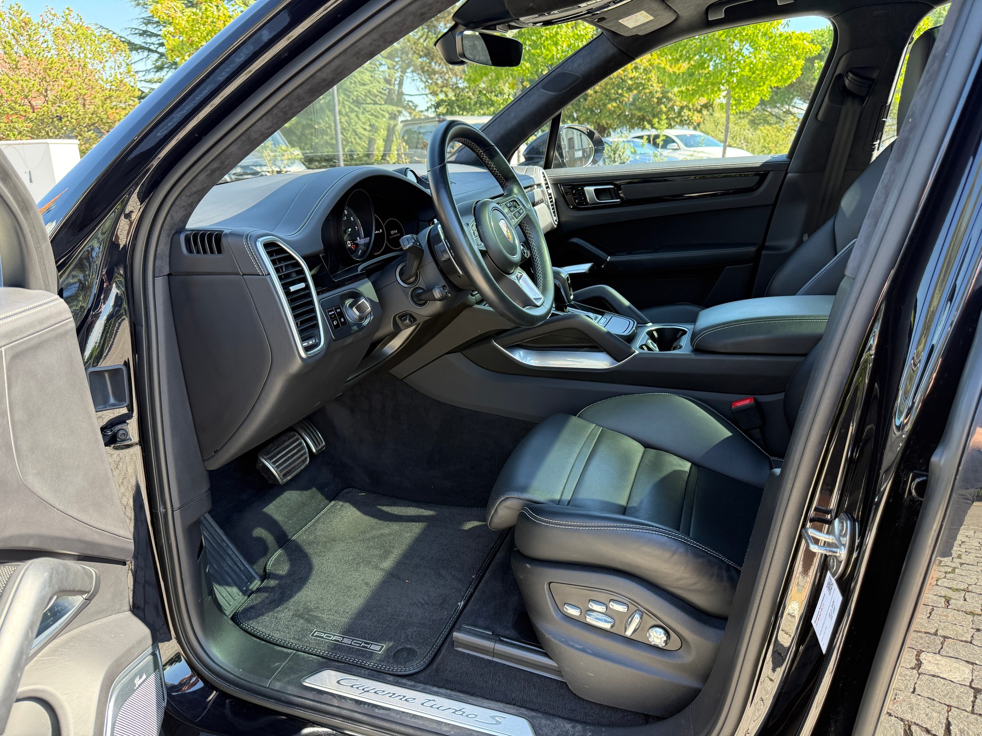 PORSCHE Cayenne Turbo S E-Hybrid-image-5