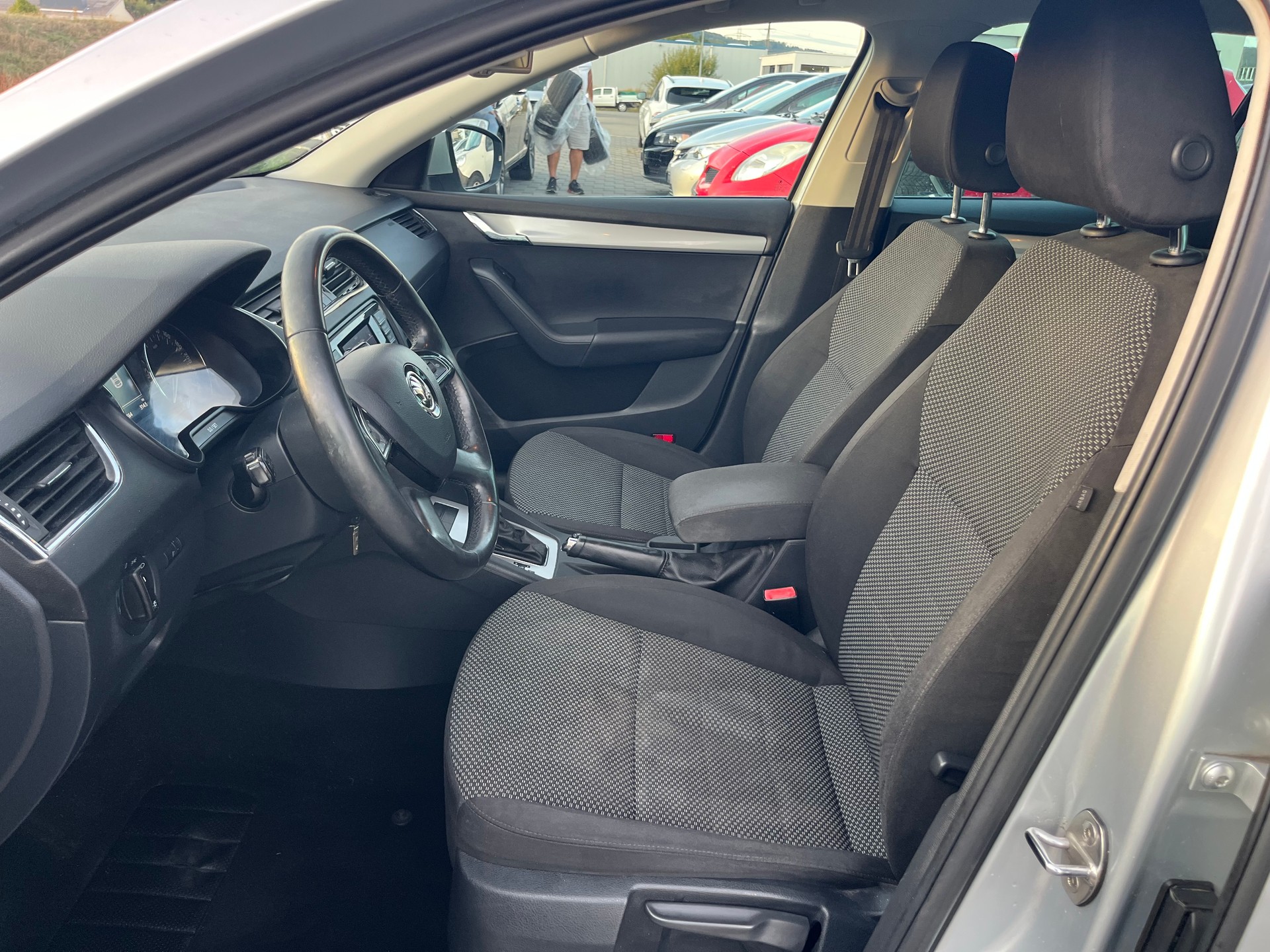 SKODA Octavia Combi 1.8 TSI Ambition DSG-image-13