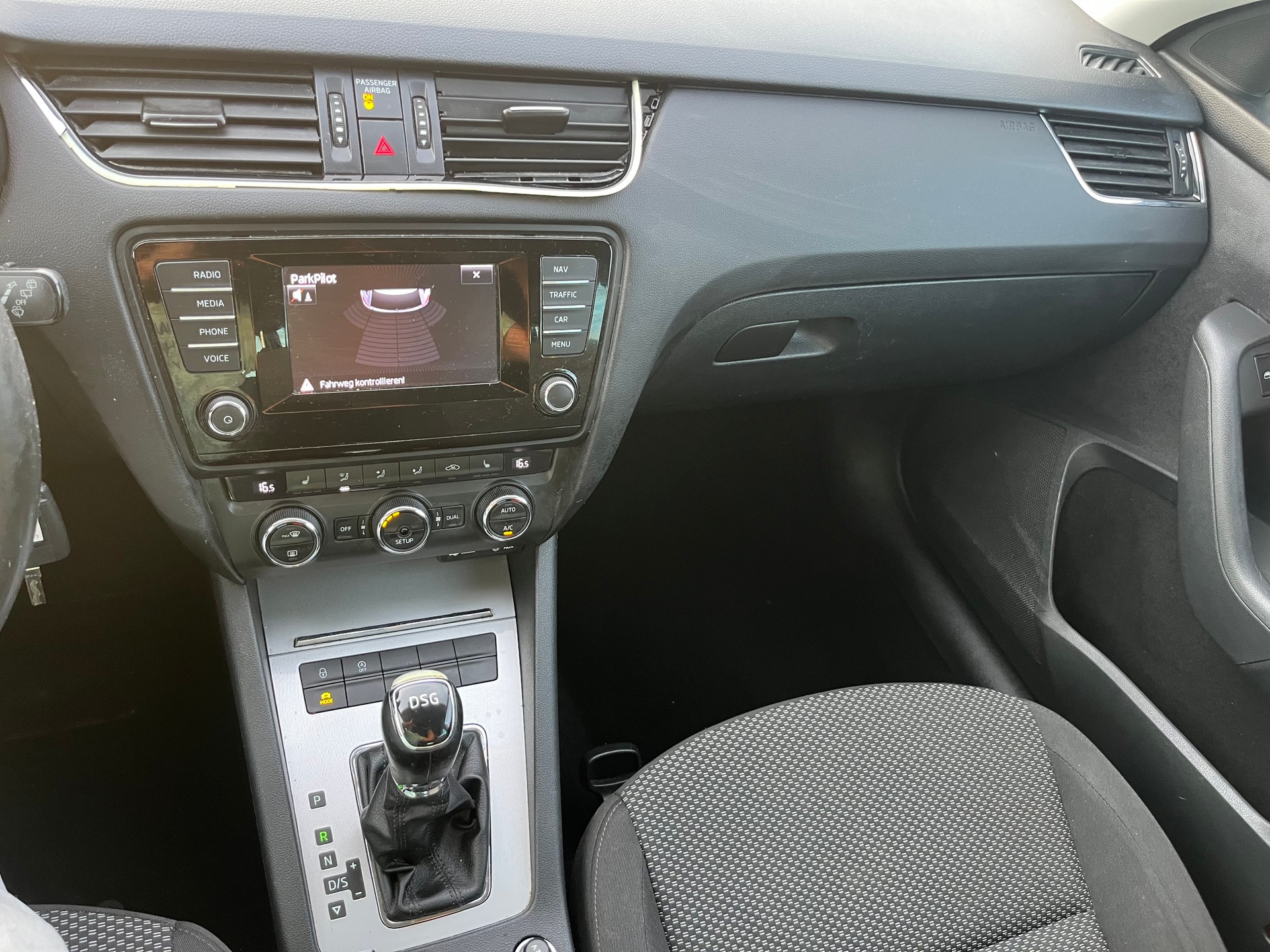 SKODA Octavia Combi 1.8 TSI Ambition DSG-image-14