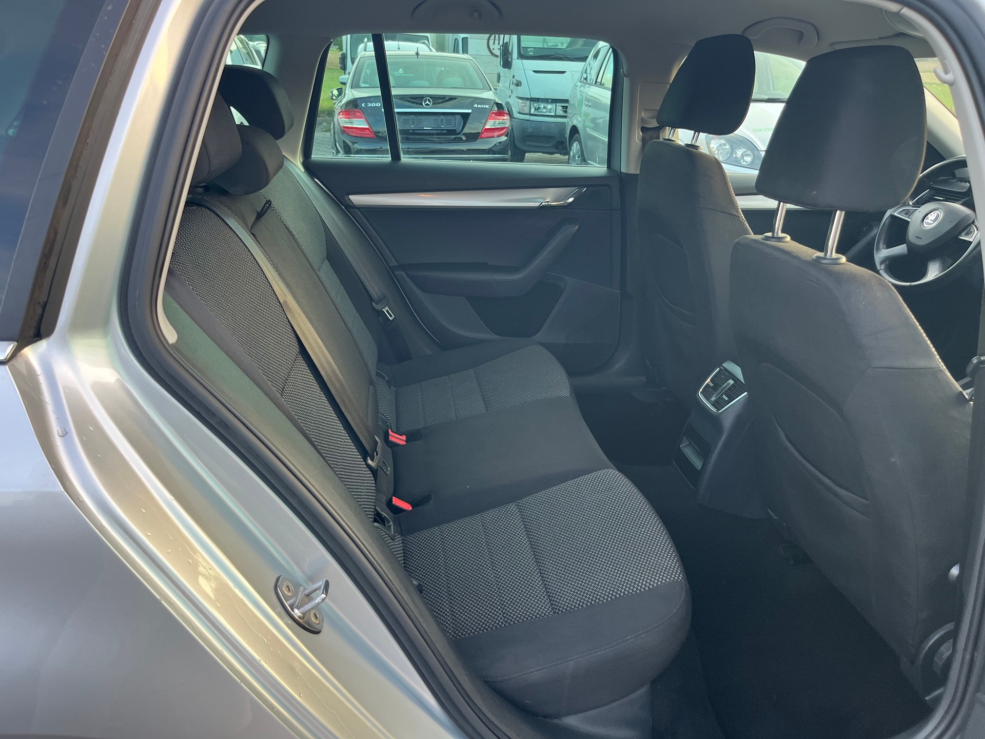 SKODA Octavia Combi 1.8 TSI Ambition DSG-image-9