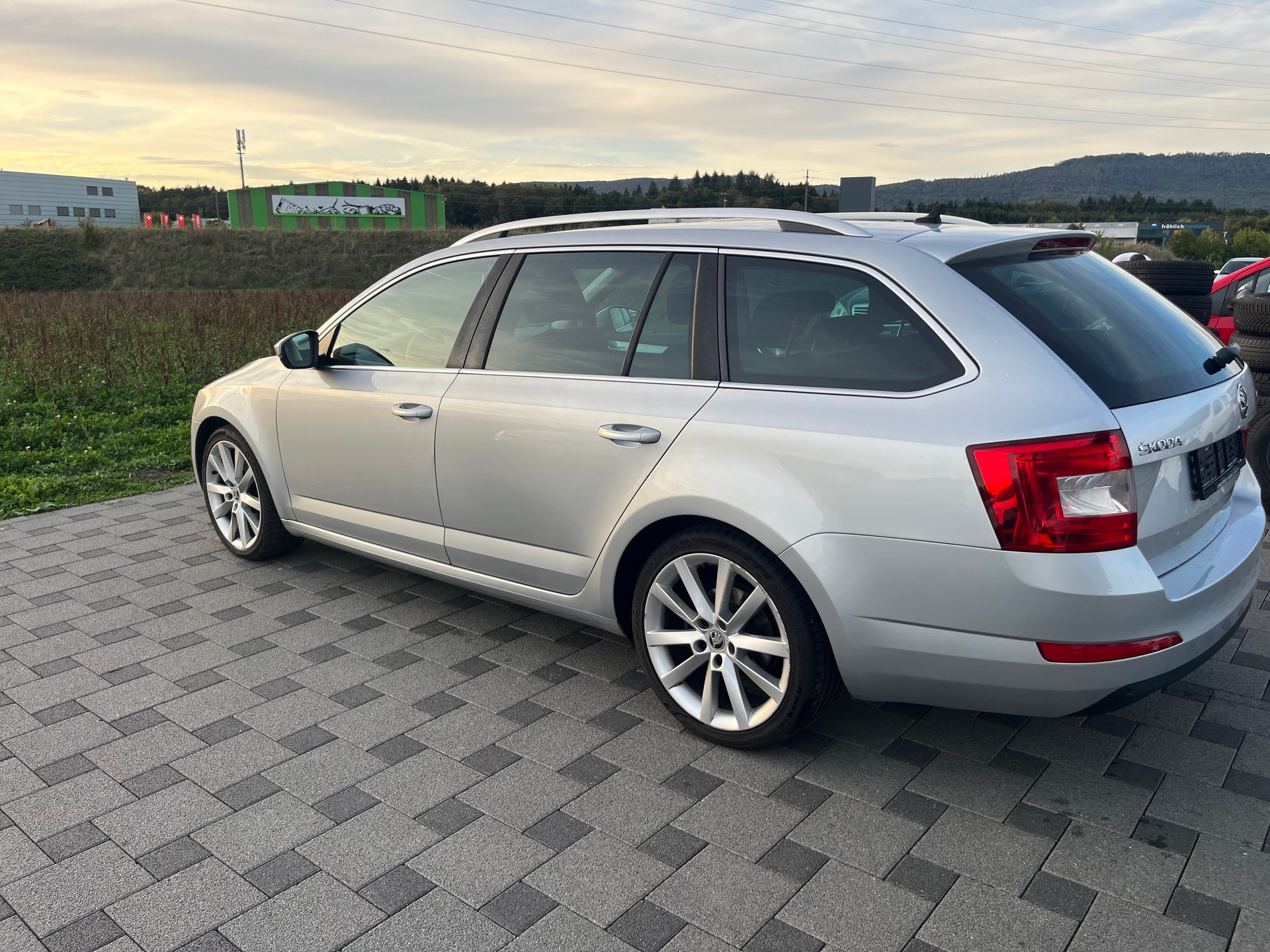SKODA Octavia Combi 1.8 TSI Ambition DSG-image-5