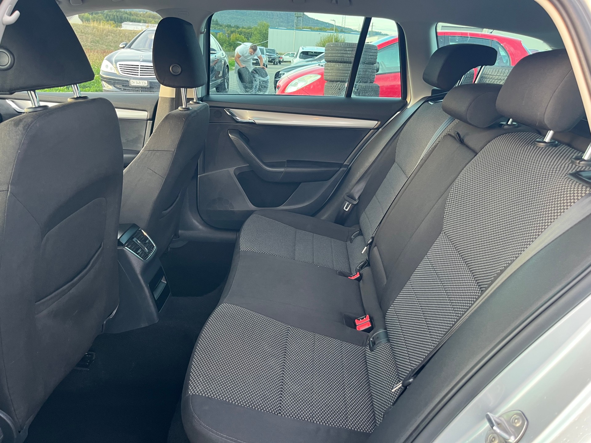 SKODA Octavia Combi 1.8 TSI Ambition DSG-image-12