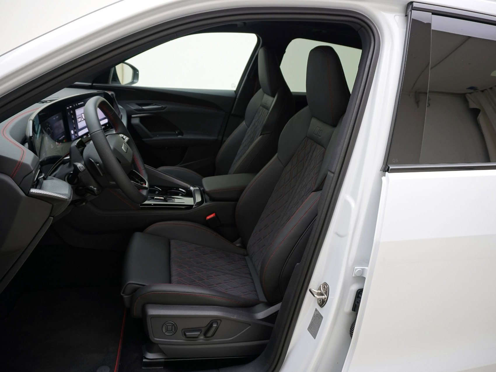 AUDI Q5 2.0 TDI S line quattro S-Tronic-image-12