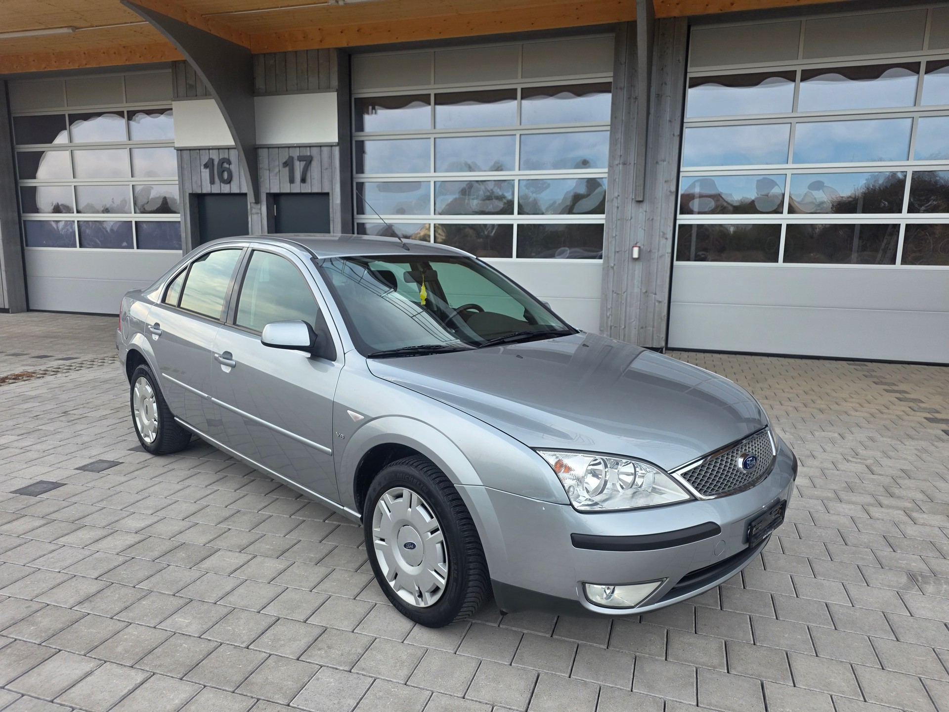 FORD Mondeo 2.5i V6 24V Ghia-image-2