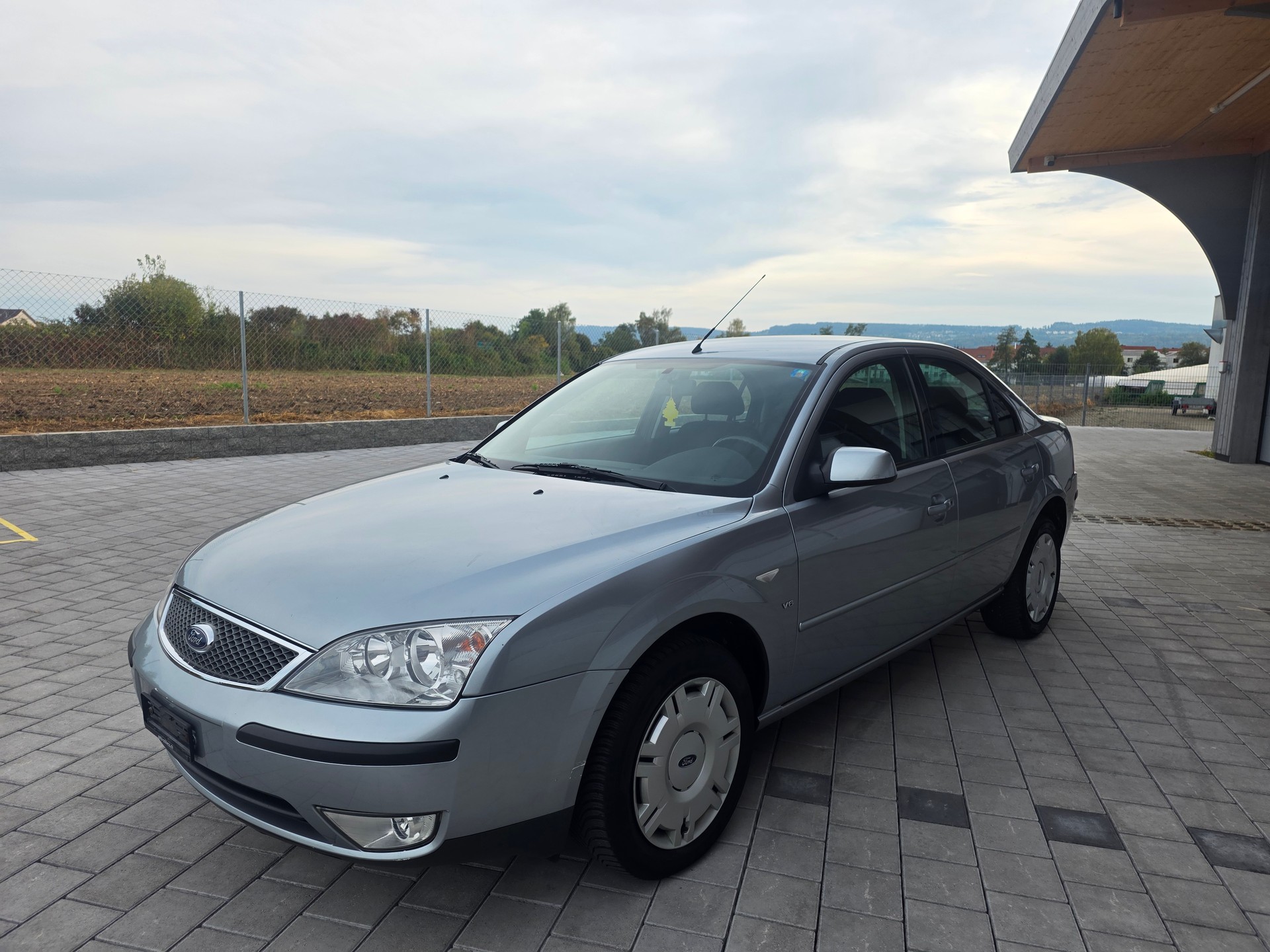 FORD Mondeo 2.5i V6 24V Ghia-image-3