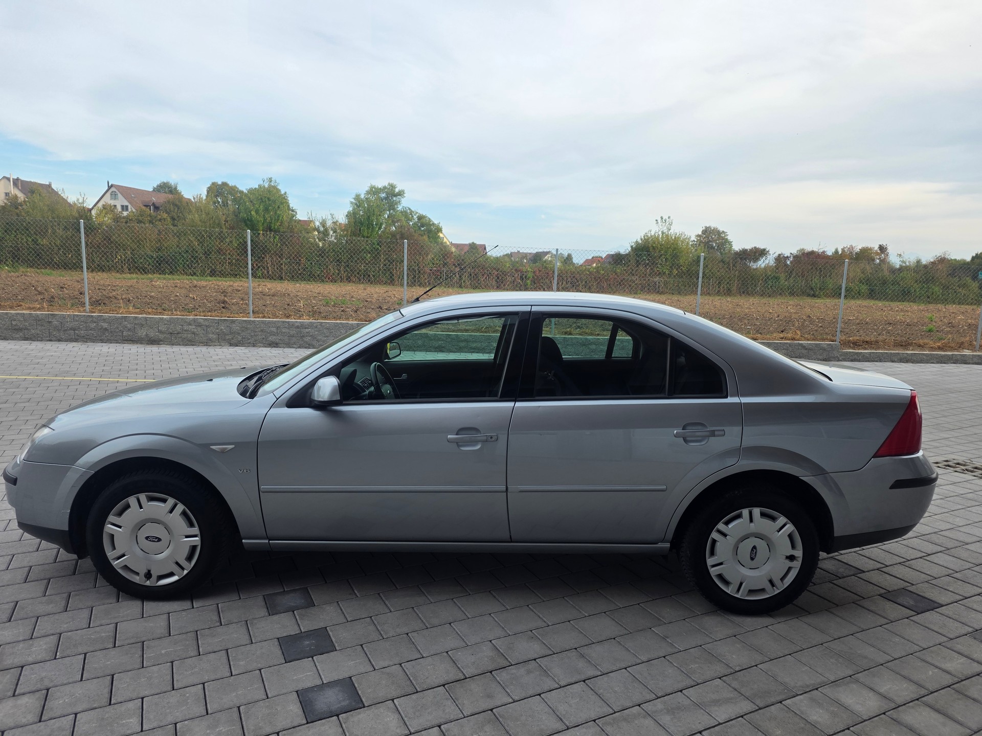 FORD Mondeo 2.5i V6 24V Ghia-image-5