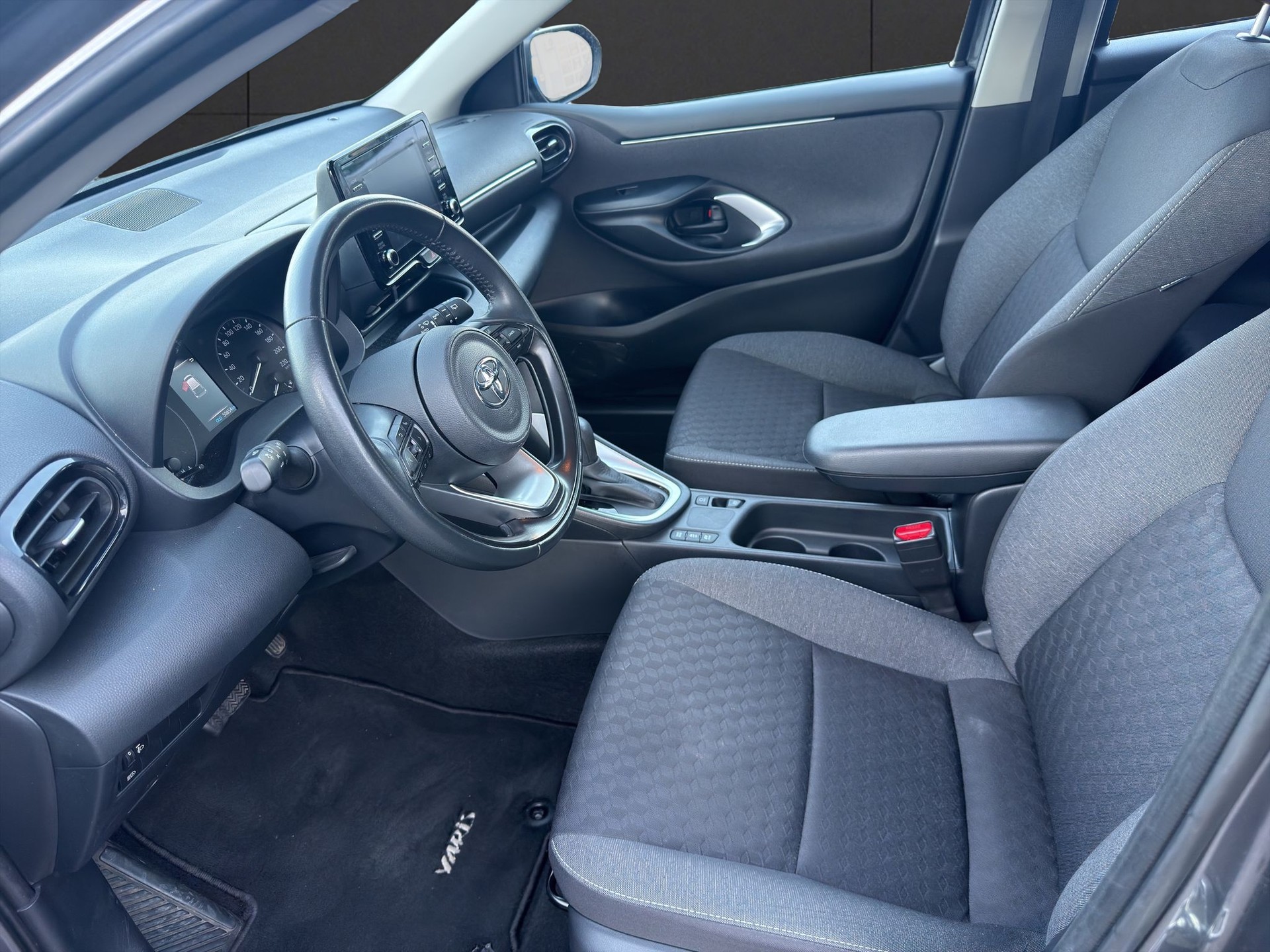TOYOTA Yaris 1.5 Comfort e-CVT-image-8