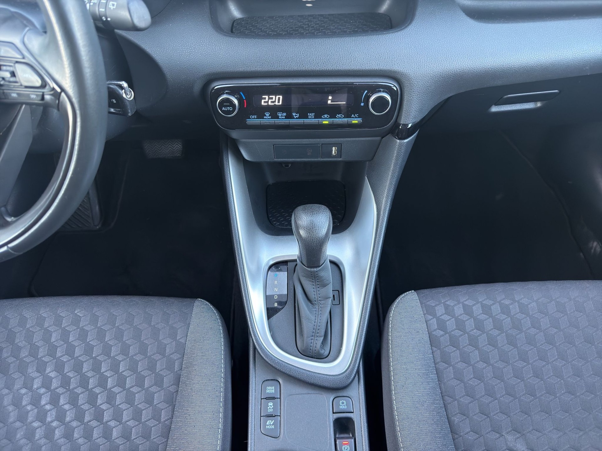 TOYOTA Yaris 1.5 Comfort e-CVT-image-13