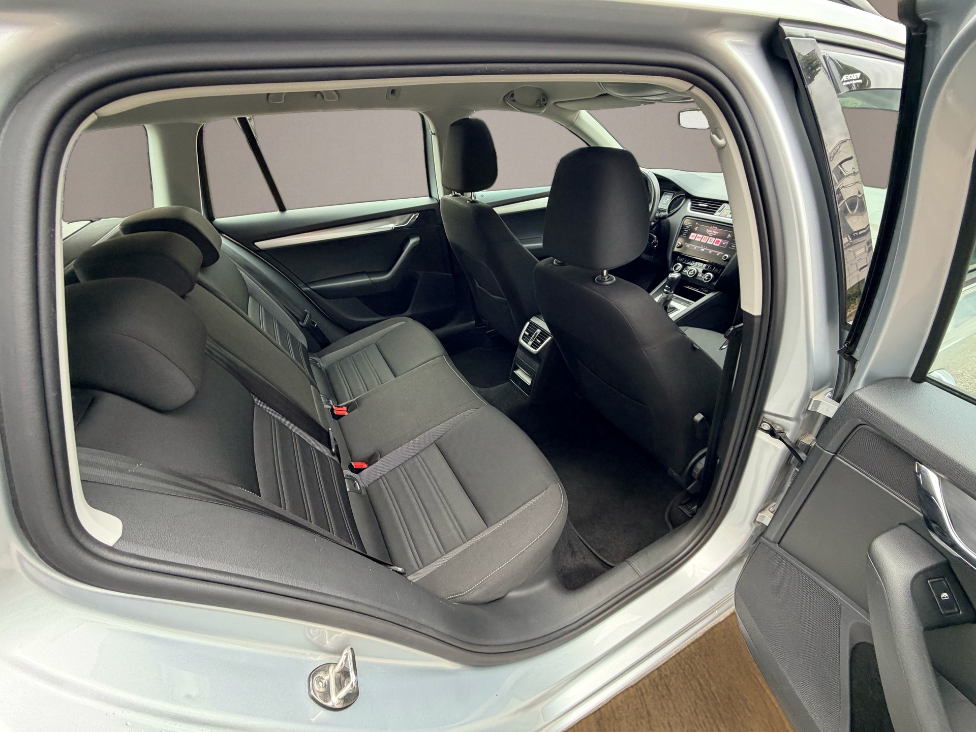 SKODA Octavia Combi 2.0 TDI Ambition 4x4 DSG-image-11