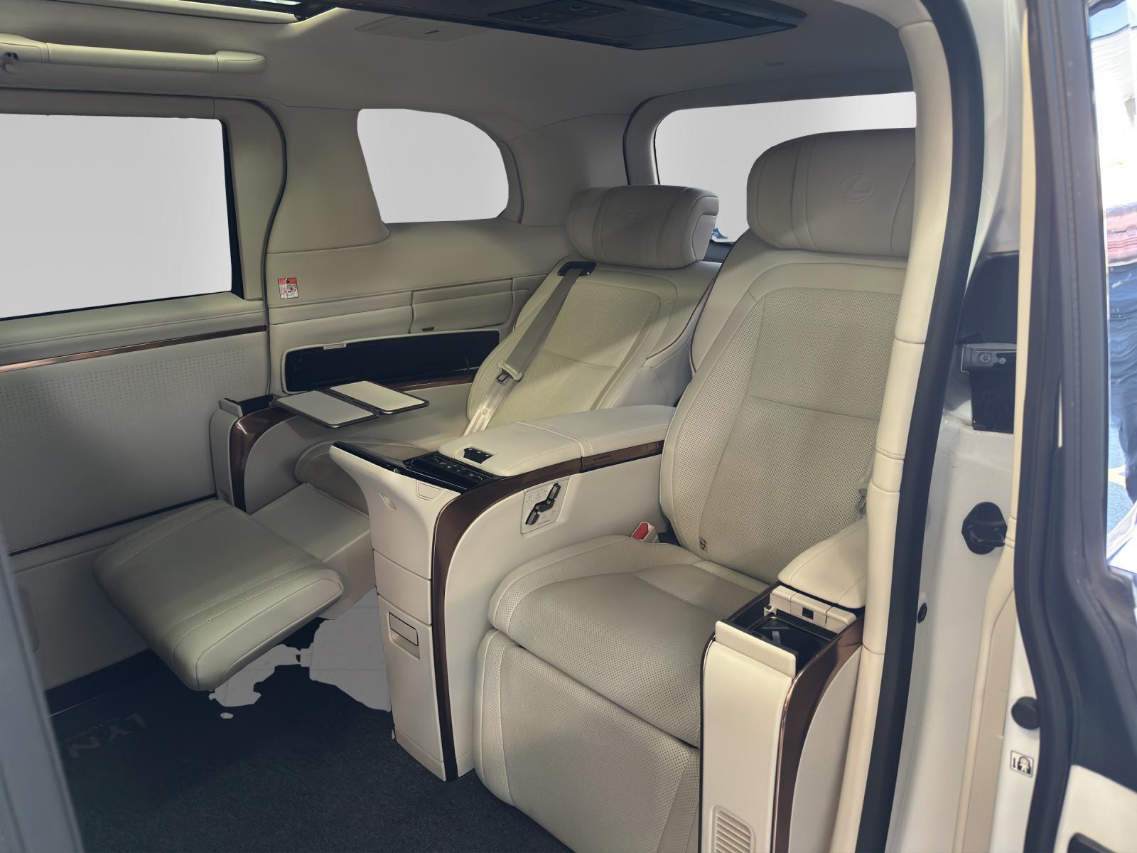 LEXUS LM 350h VIP-image-10