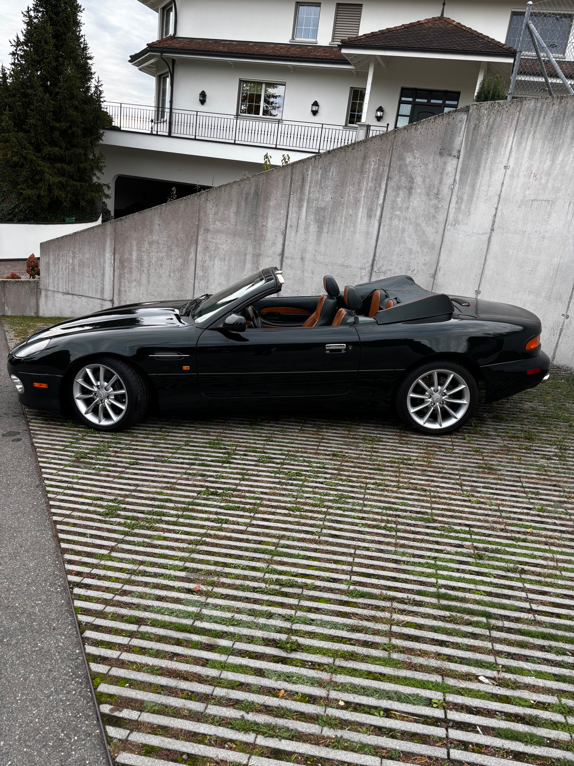 ASTON MARTIN 5.9-image-1