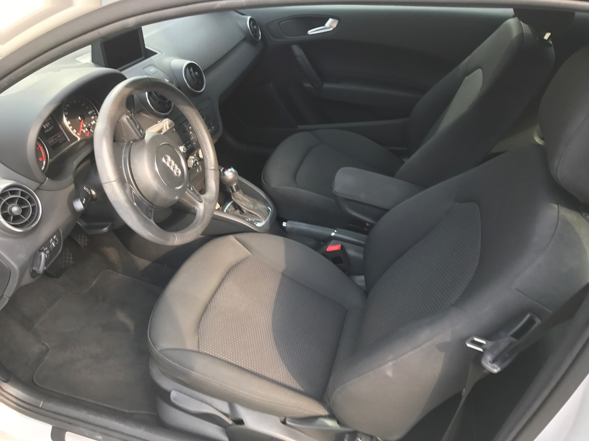 AUDI A1 1.4 TFSI Ambition S-tronic-image-5