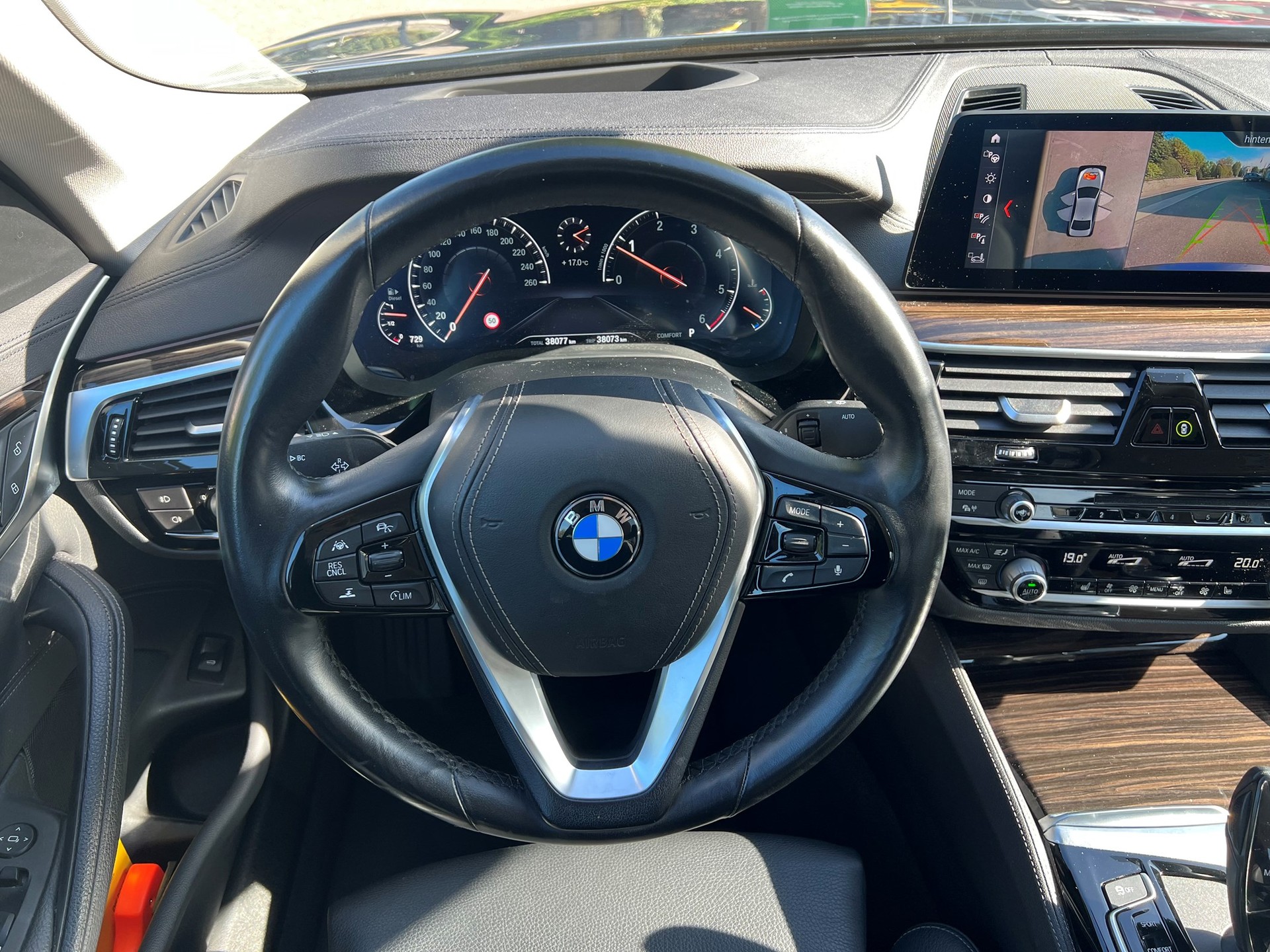 BMW 520d xDrive Essential Edition Steptronic-image-11