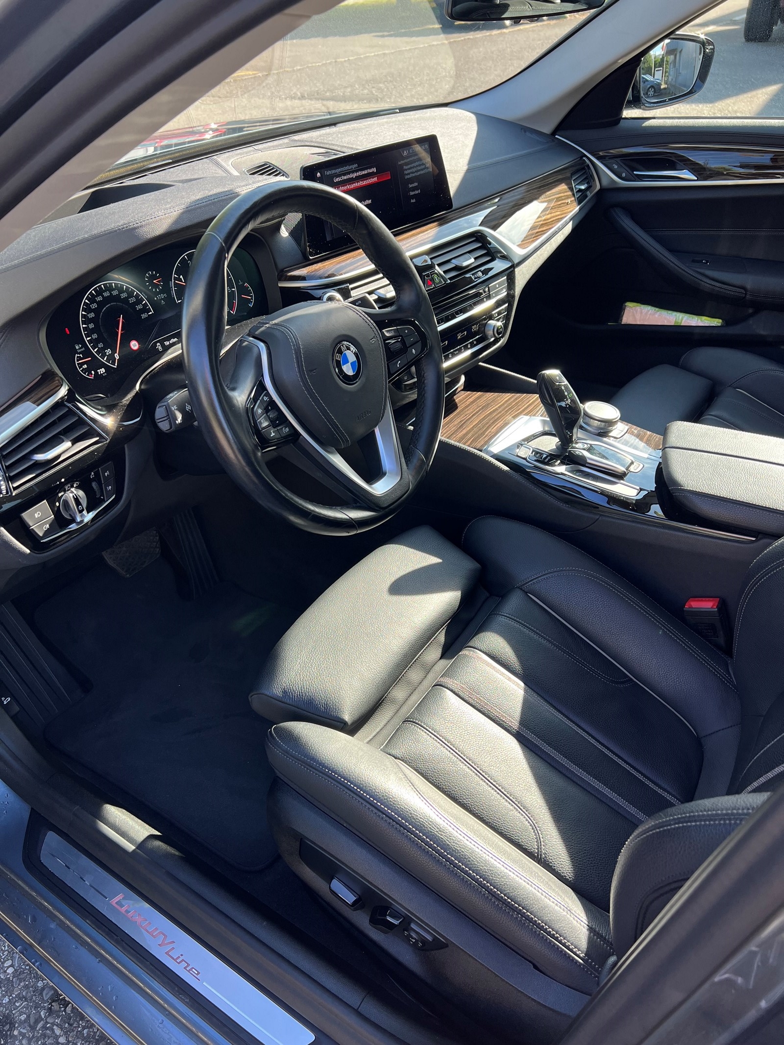BMW 520d xDrive Essential Edition Steptronic-image-7