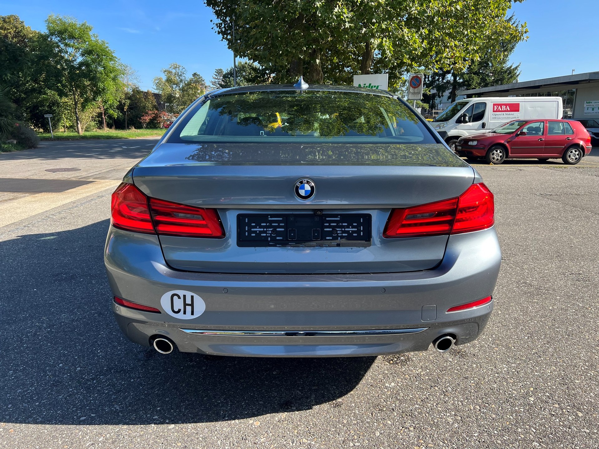 BMW 520d xDrive Essential Edition Steptronic-image-4