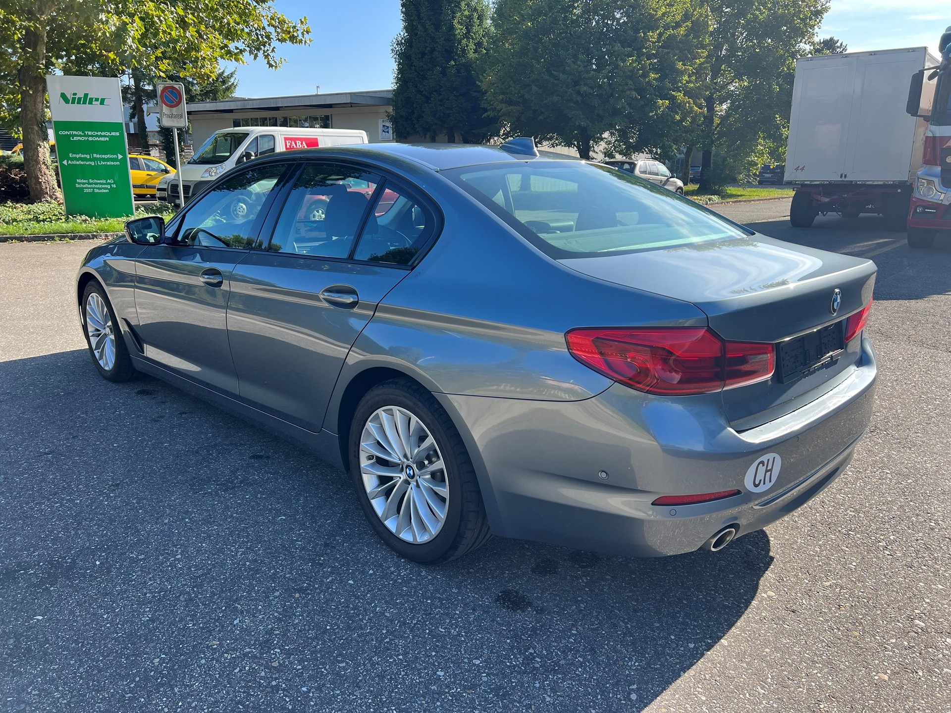 BMW 520d xDrive Essential Edition Steptronic-image-3