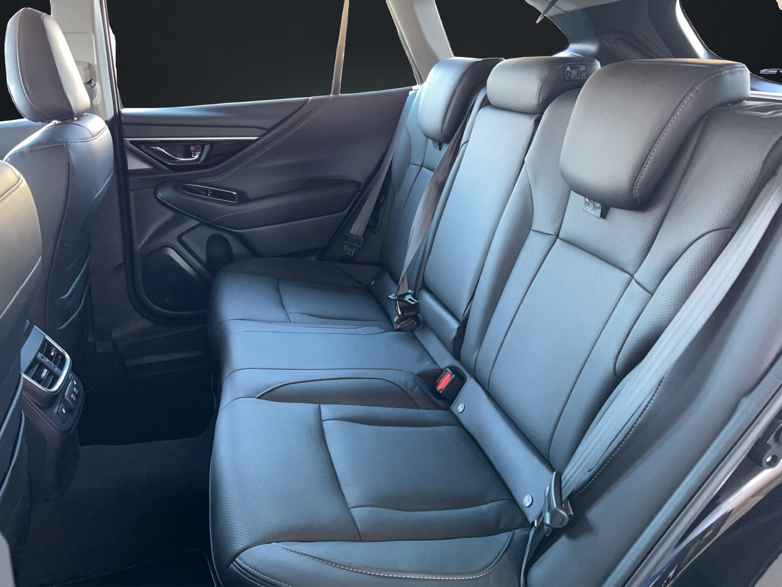 SUBARU Outback 2.5i Luxury-image-12