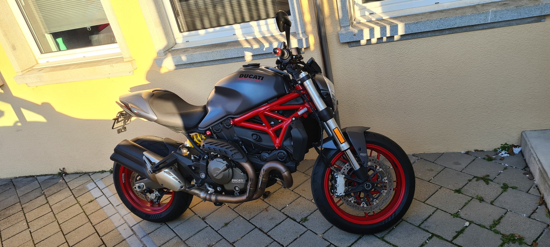 DUCATI Monster 821