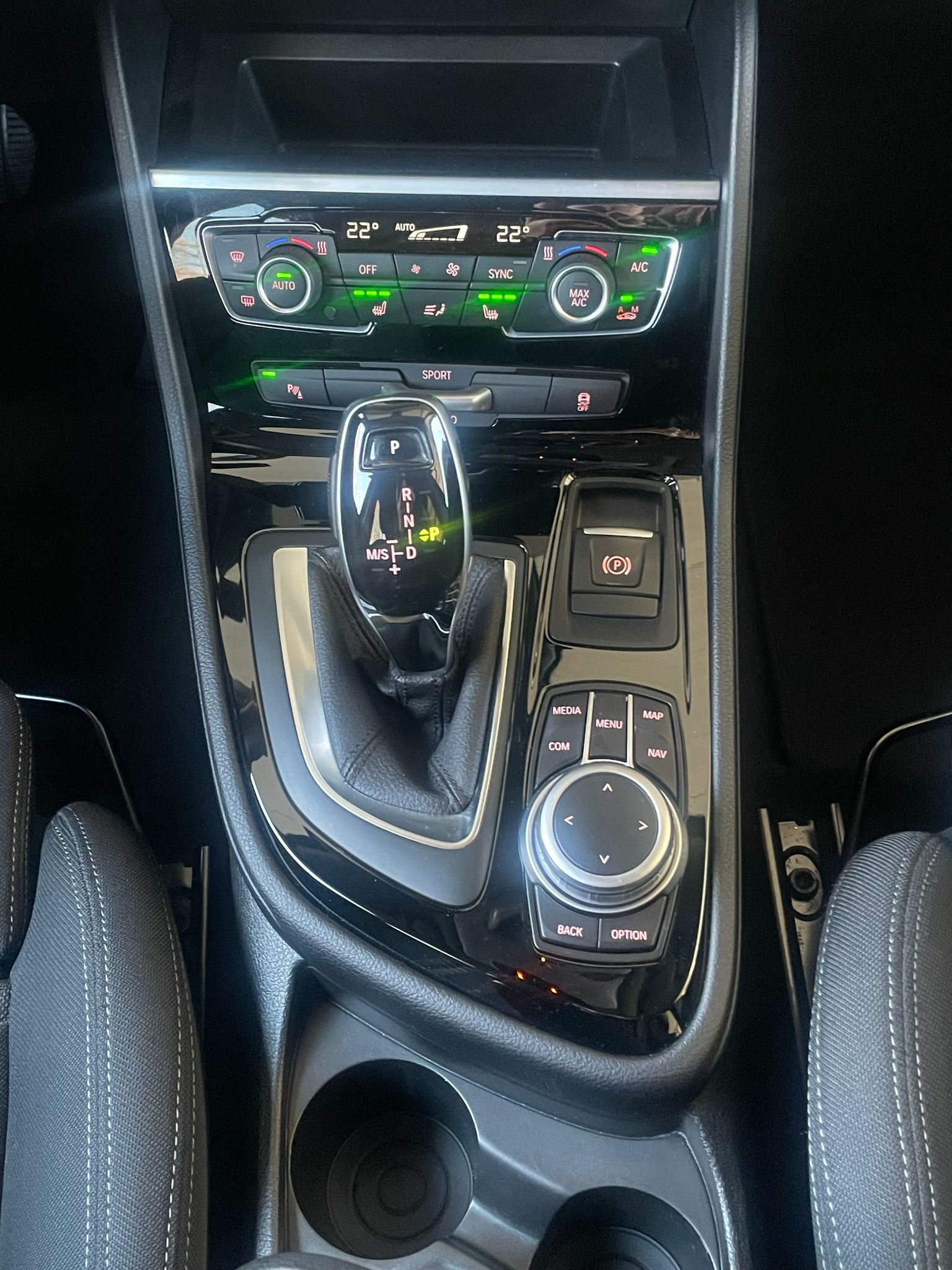 BMW 218d xDrive Gran Tourer-image-14