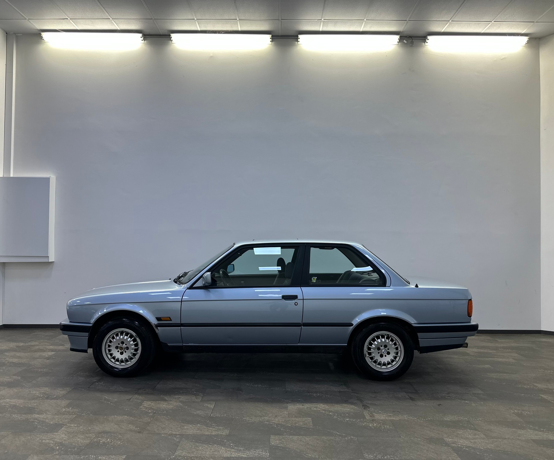 BMW 318i Edition-image-1