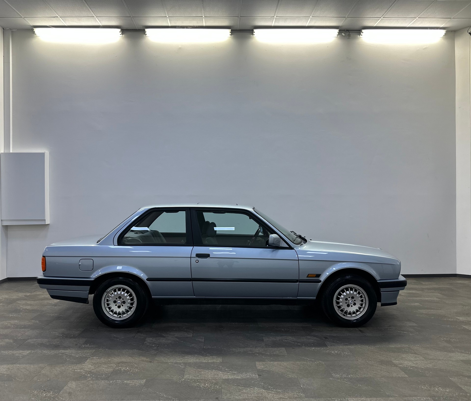 BMW 318i Edition-image-4