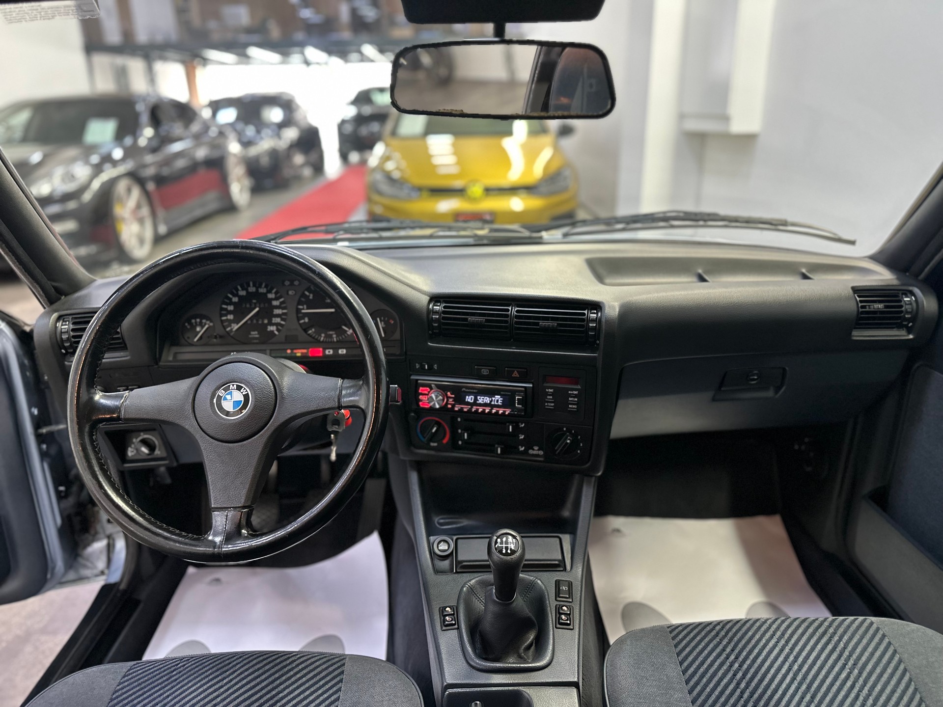 BMW 318i Edition-image-8