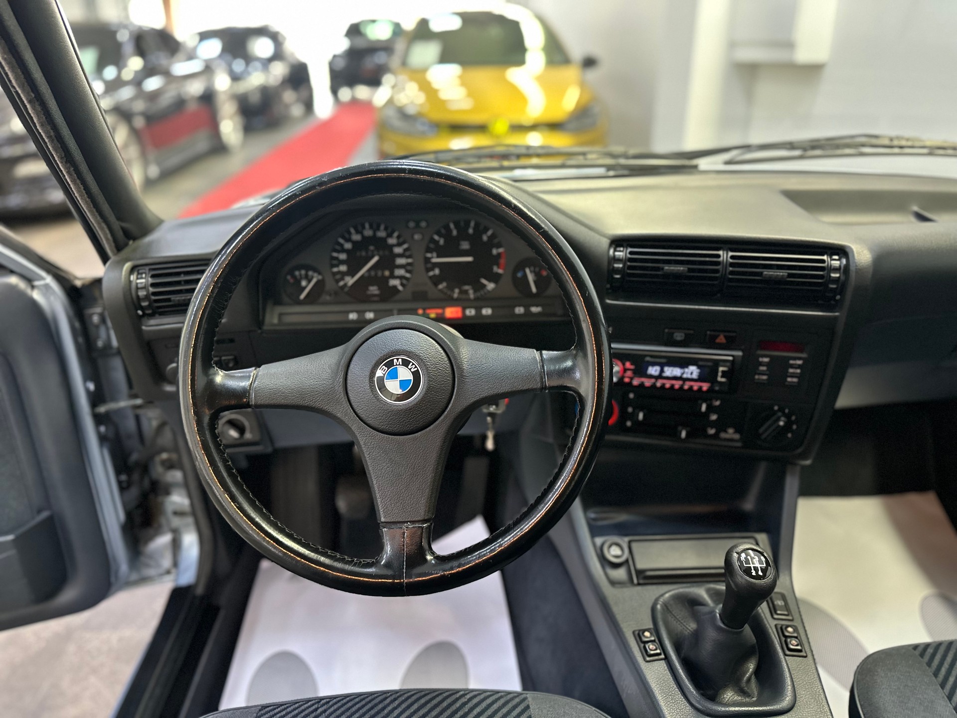 BMW 318i Edition-image-7