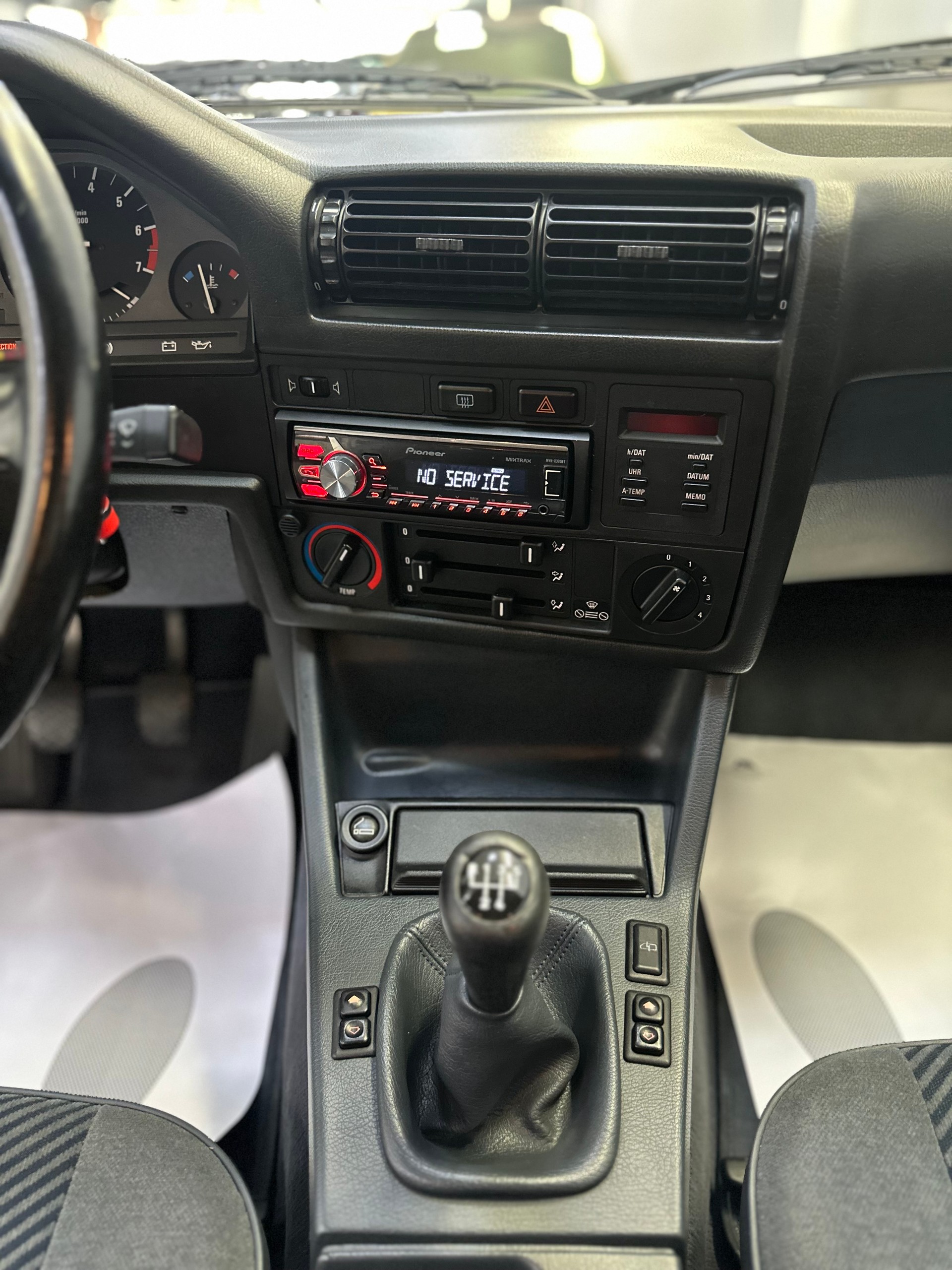 BMW 318i Edition-image-11