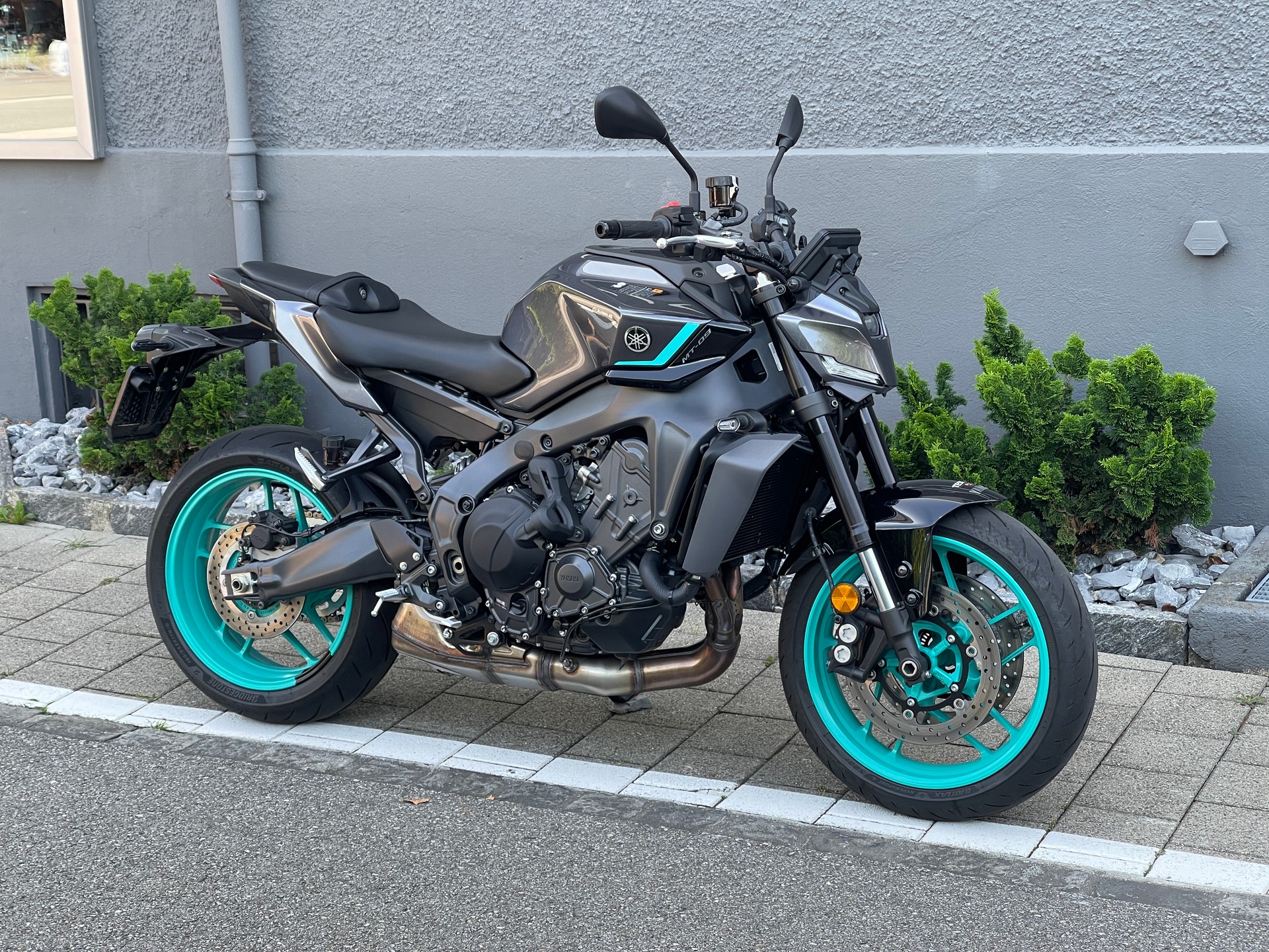 YAMAHA MT-09 Y-AMT Vorführmodell-showroom-element-1