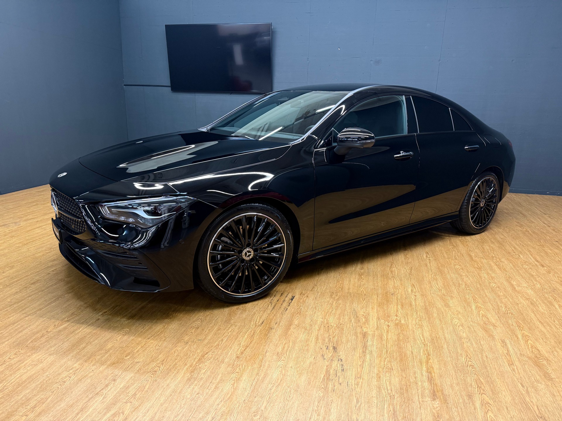 MERCEDES-BENZ CLA 200 - AMG / DISTRONIC / 360 Grad Kamera / AHK / Spiegel-Paket-image-3