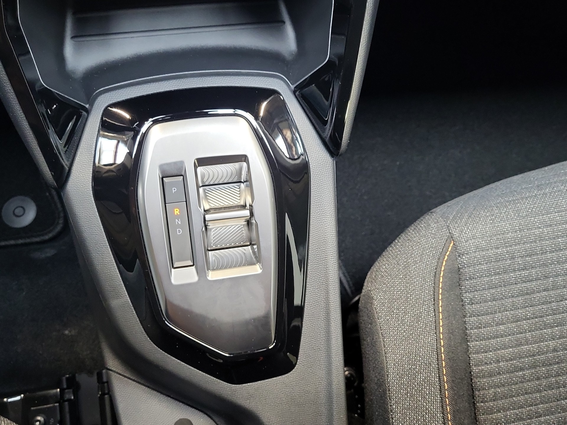 PEUGEOT 208 1.2 MHEV Style-image-9