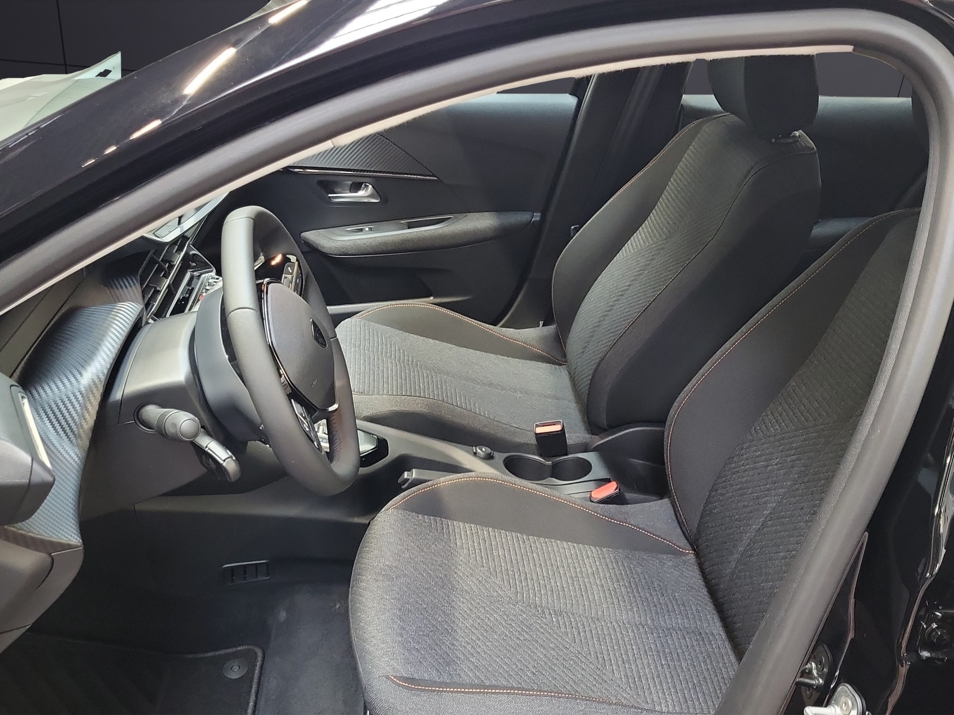 PEUGEOT 208 1.2 MHEV Style-image-4