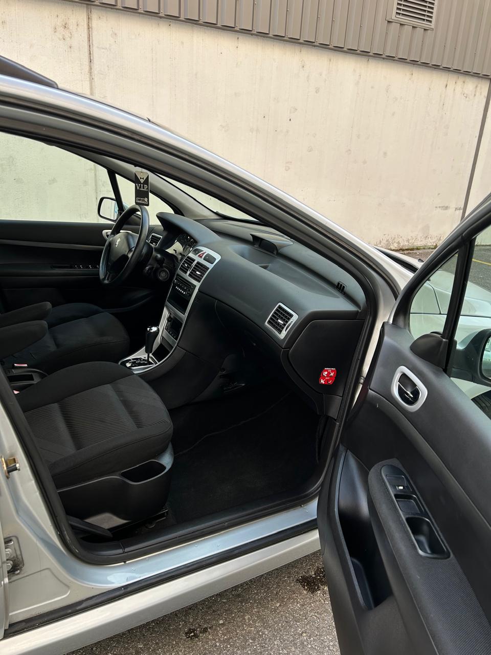 PEUGEOT 307 SW 2.0 HDI Platinum Edition-image-8
