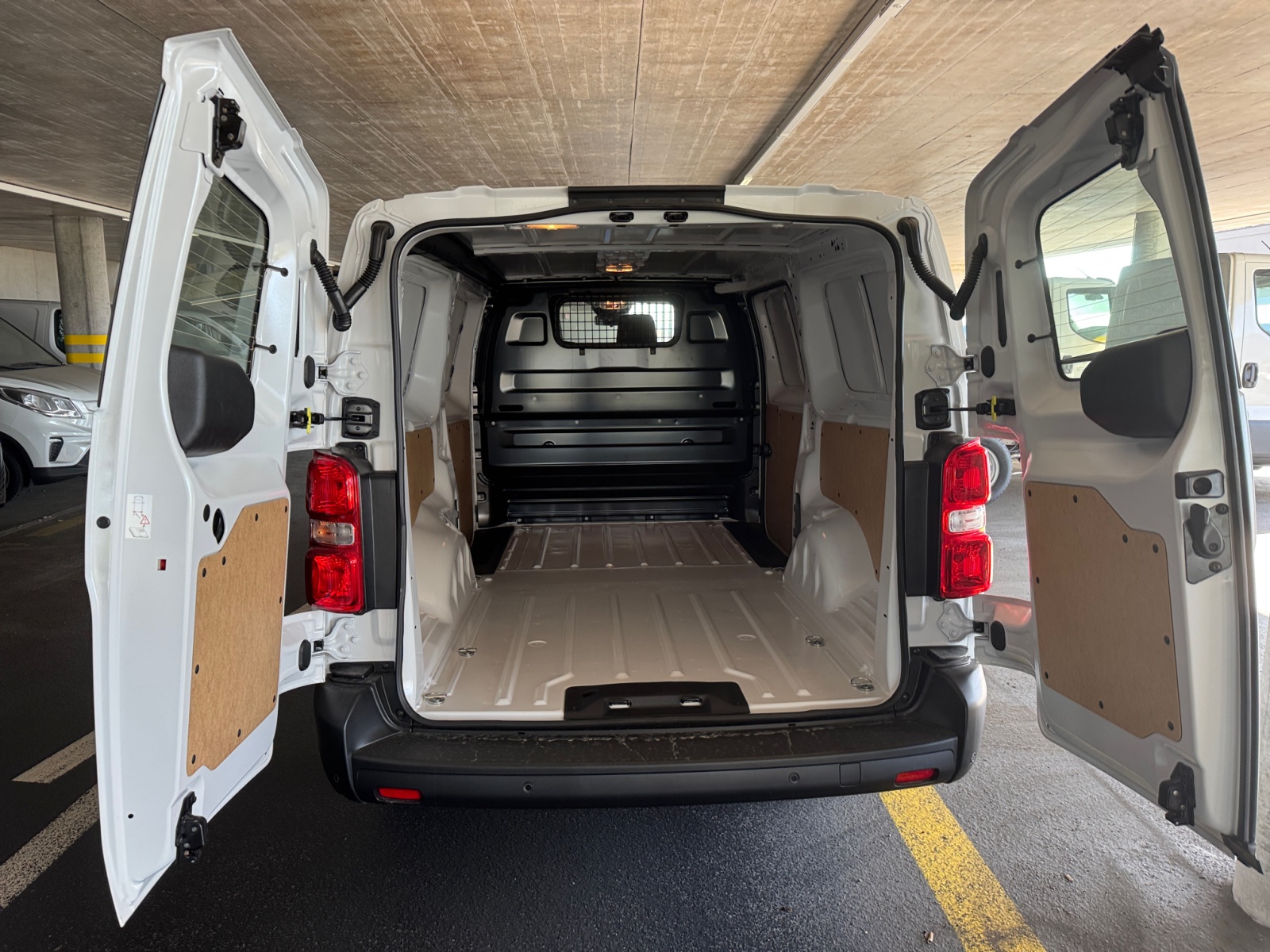 PEUGEOT Expert 2.2 BlueHDi 150 S&S Long EAT8-image-4