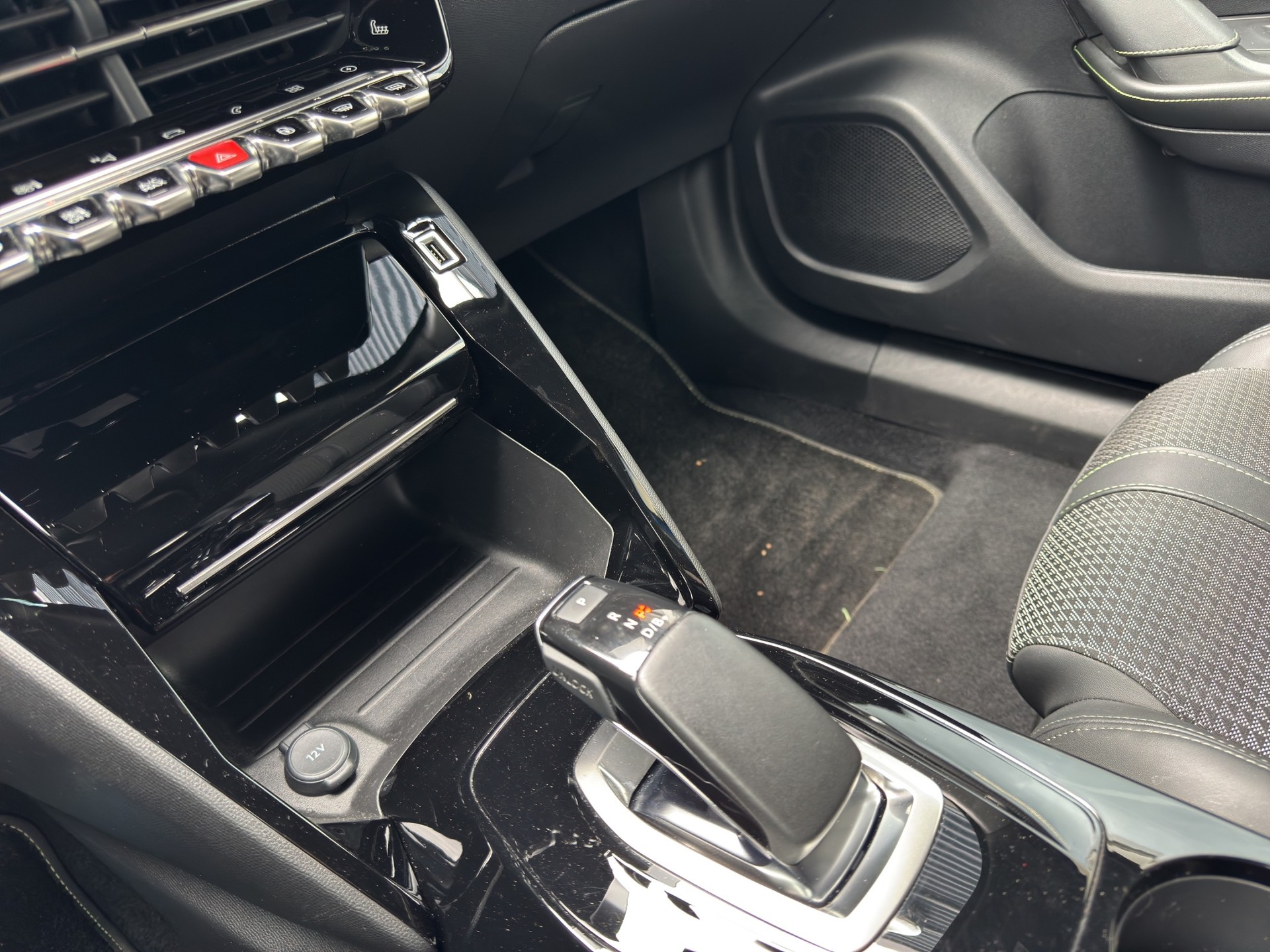 PEUGEOT 2008 e GT Line-image-10