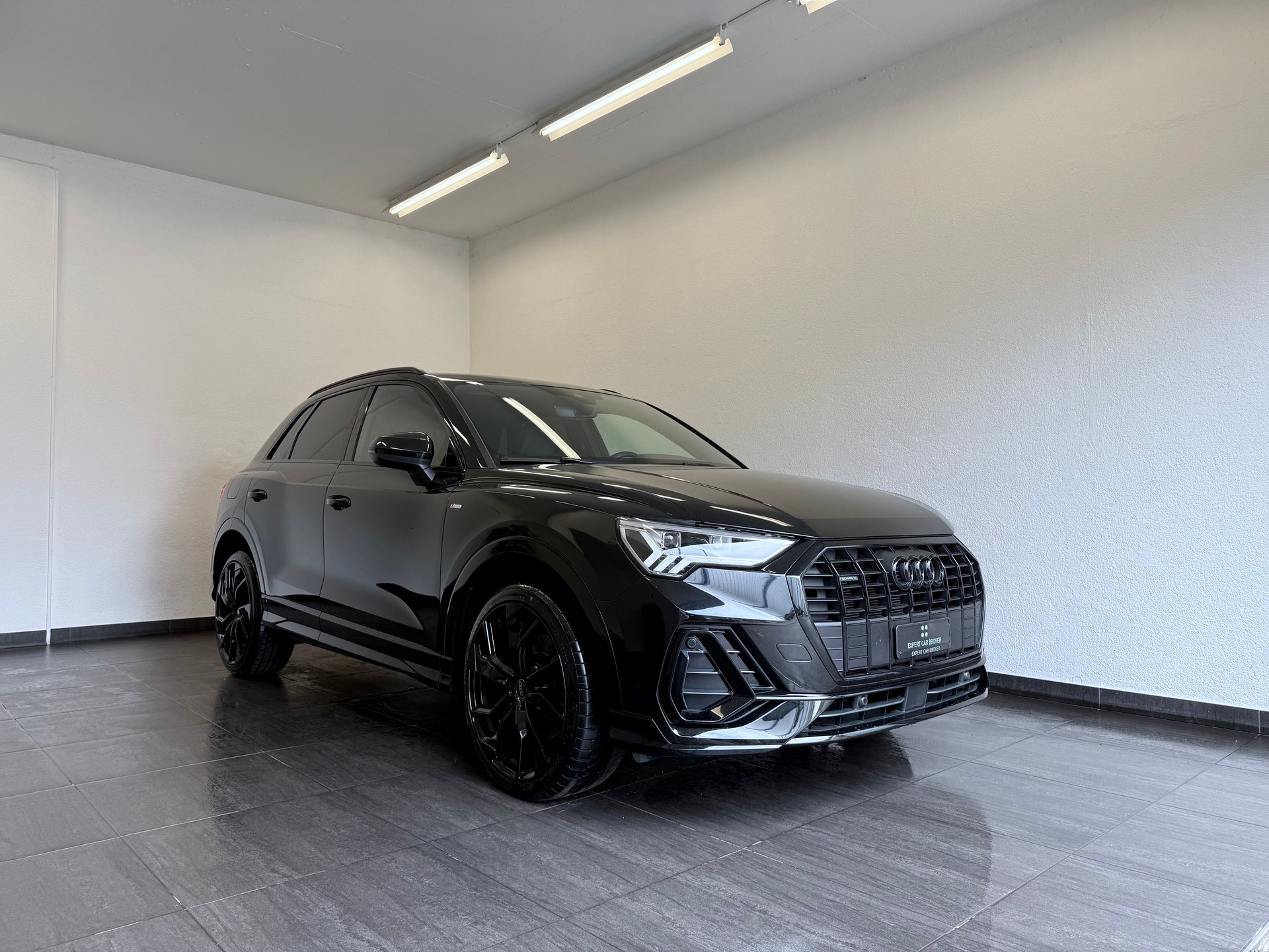 AUDI Q3 45 TFSI S line quattro S-tronic "ALL BLACK"-showroom-element-1