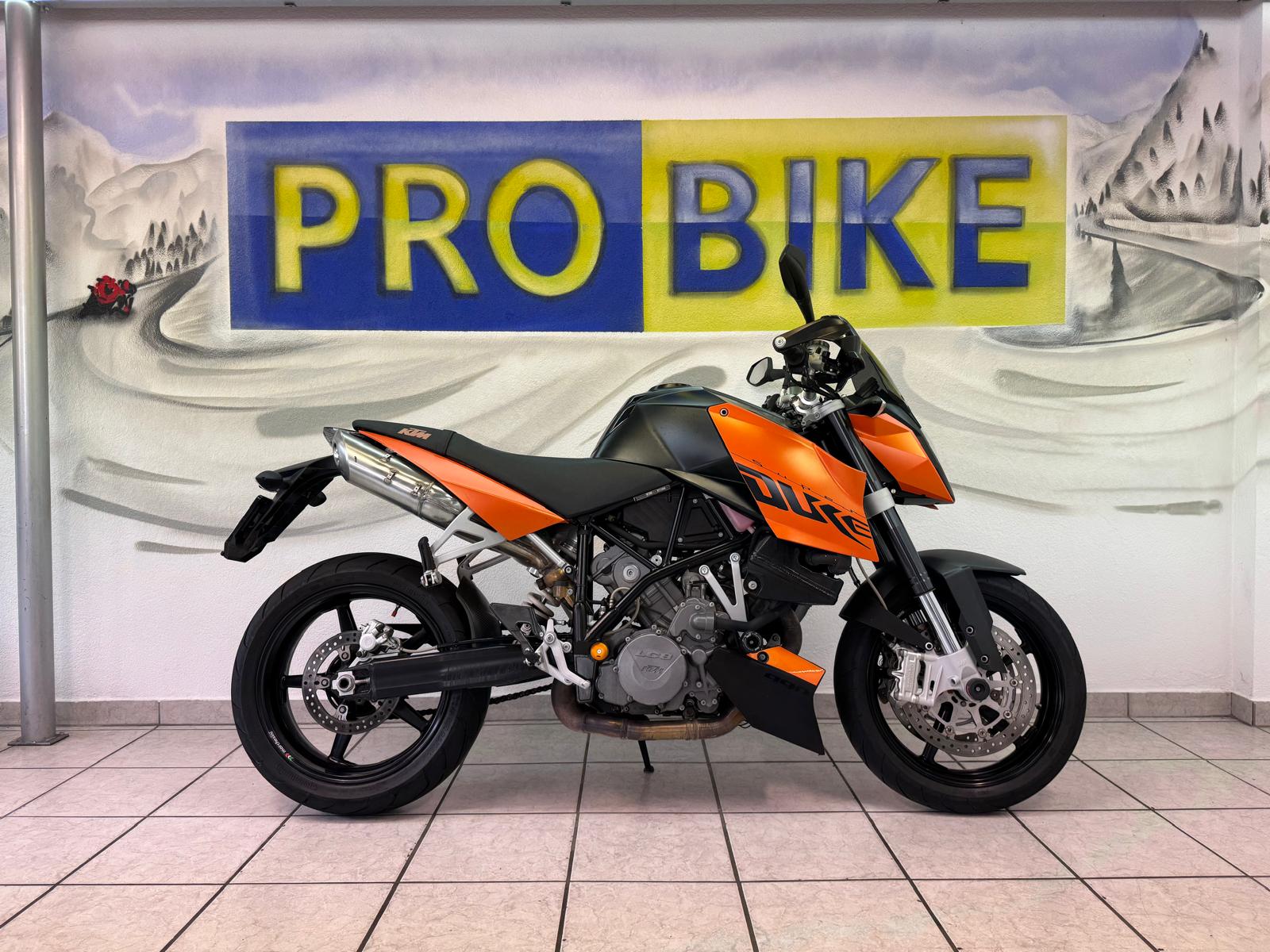 KTM 990 Super Duke-showroom-element-1