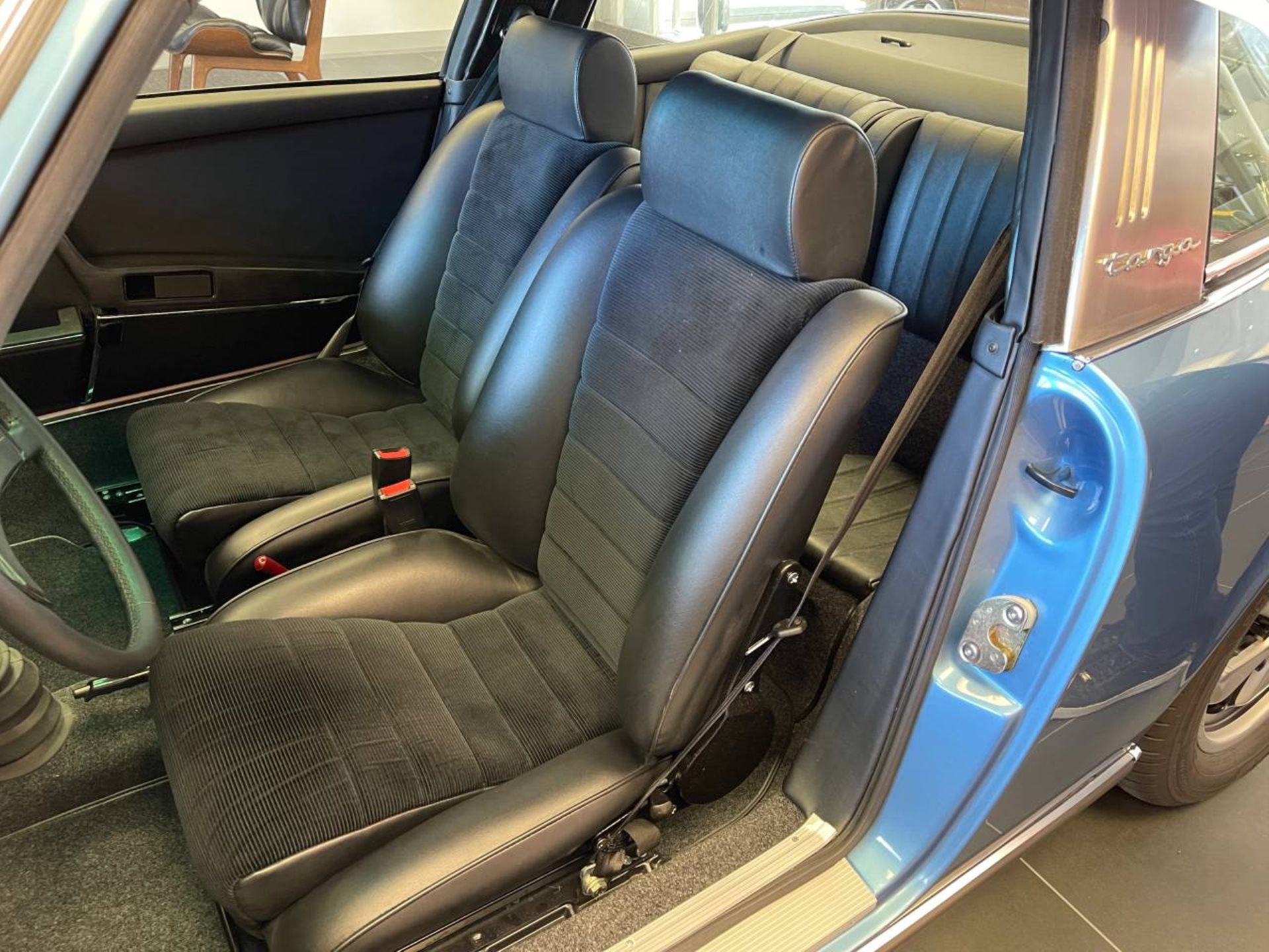 PORSCHE 911 T 2.4 Targa-image-19
