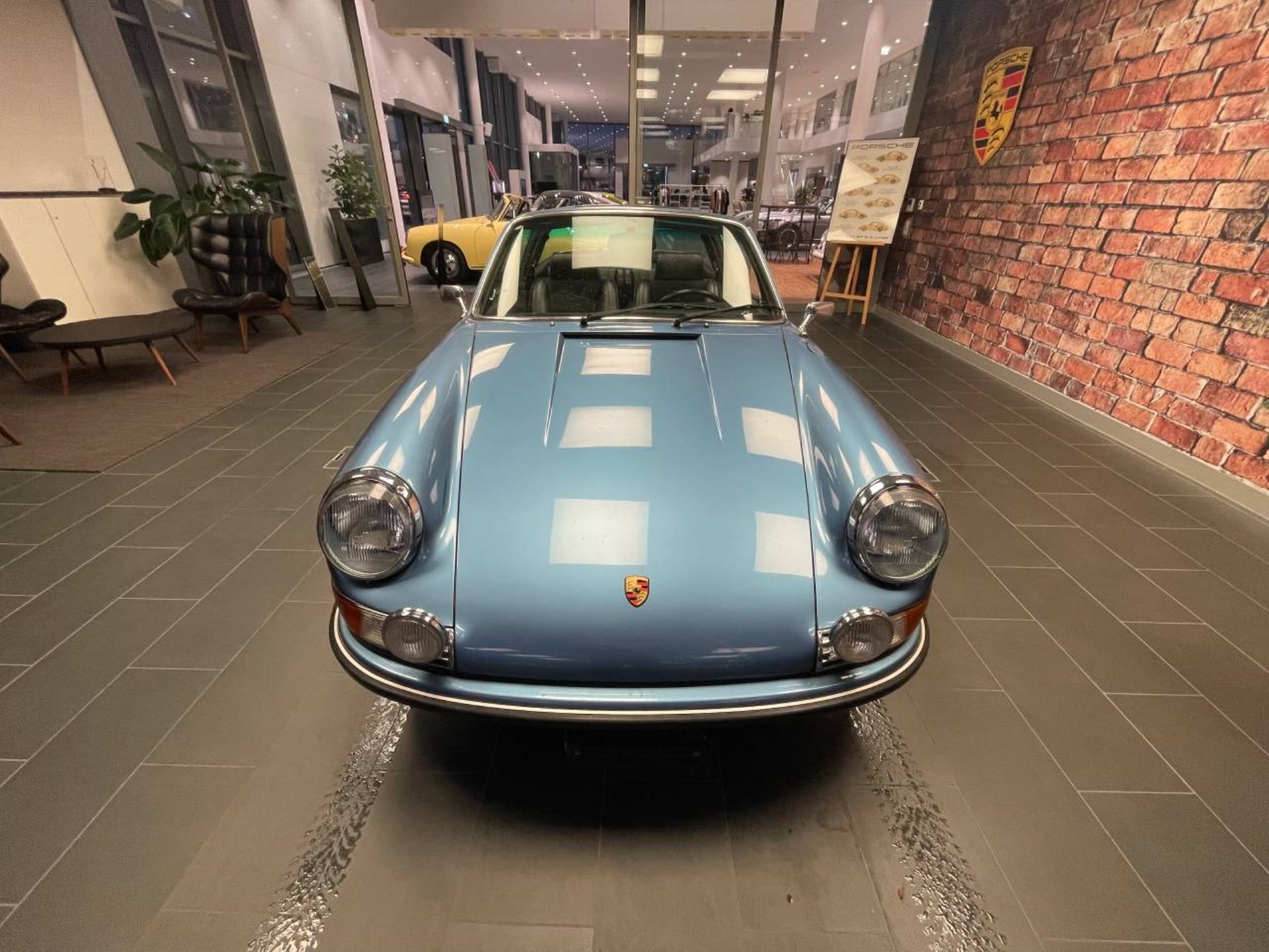 PORSCHE 911 T 2.4 Targa-showroom-element-2